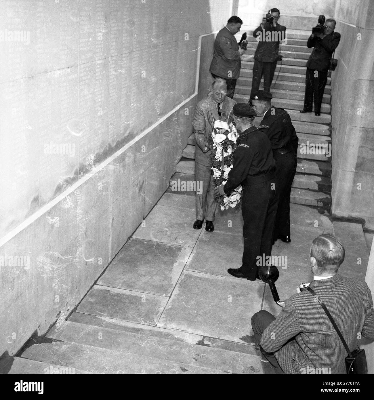 Le Duc de Gloucester reçoit une couronne qu'il dépose au pied du Mémorial de guerre britannique commémorant la guerre de 1914-1918 , à Ypres lorsqu'il y est allé aujourd'hui . Le mémorial aux morts britanniques est nommé la porte de Menin , Belgique . 14 mai 1957 Banque D'Images