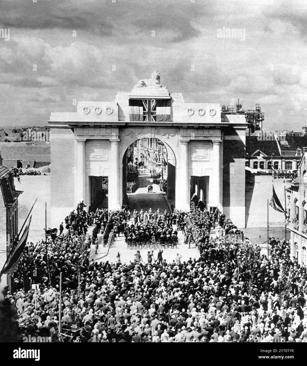 ' Il n'est pas manquant . Il est ici.» Le mémorial de la porte de Menin à Ypres immédiatement avant le dévoilement. Au-dessus de son arc central se trouve un panneau avec une inscription, composée par Rudyard Kipling (conseiller littéraire de longue date de l'Imperial War graves Commission - appelée plus tard Commonwealth War graves Commission - et lisant : ' aux armées de l'Empire britannique qui se sont tenues ici de 1914 à 1918 et à ceux de leurs morts qui n'ont pas de tombe connue '. 24 juillet 1927 Banque D'Images