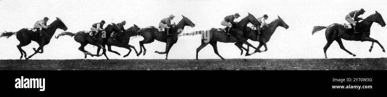 Une photographie décorative remarquable d'une course , suggérant une frise sur un vase grec : Une silhouette du Beacon Selling handicap à Lewes , avec le vainqueur , Drive on , Steve Donoghue en haut , troisième à partir de la droite . 28 mai 1927 Banque D'Images