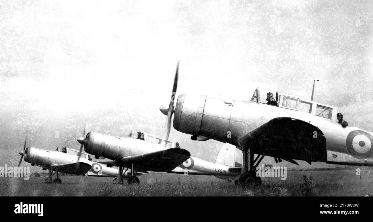 Le personnel de la Fleet Air Arm , une force de plus en plus importante dans les défenses britanniques , est formé à la Royal Naval Air Station , Lee-on-Solent . La Station entreprend la formation des pilotes et des observateurs . La photo montre Skua Aircraft , le dernier type fourni à la Fleet Air Arm , prêt à décoller à la Royal Naval Air Station . 29 juin 1939 Banque D'Images