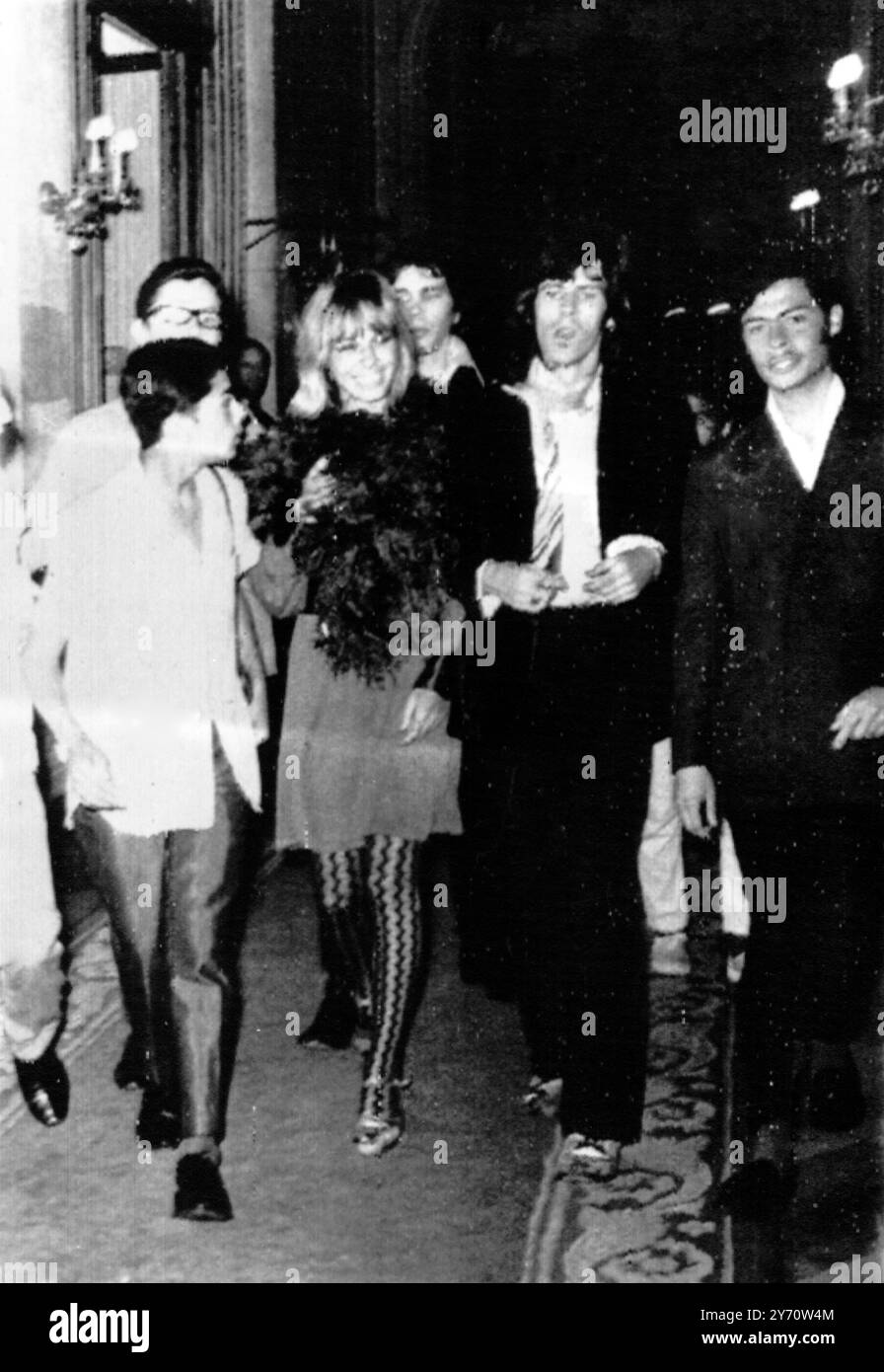 Keith Richards (2ème à partir de la droite) entre hier dans l'hôtel Bolivar avec Anita Pallenberg ici, après que lui et un collègue du groupe pop Rolling Stones Mick Jagger (absent de la photo) aient été expulsés d'un autre hôtel de la capitale péruvienne , l'hôtel Crillon , pour avoir refusé de se conformer à la demande de la direction de s'habiller plus convenablement . 18 janvier 1969 Banque D'Images