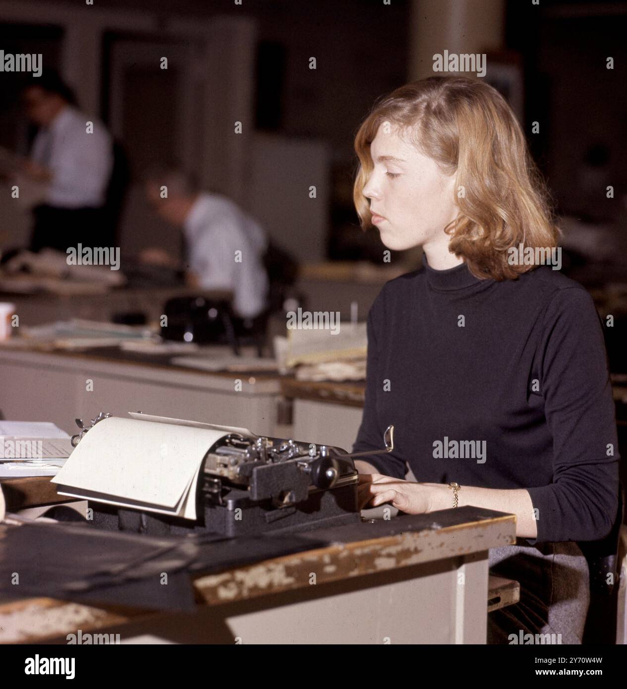 Le Washington Evening Star montrant une jeune femme à son bureau en train de taper, USA 1970 Banque D'Images