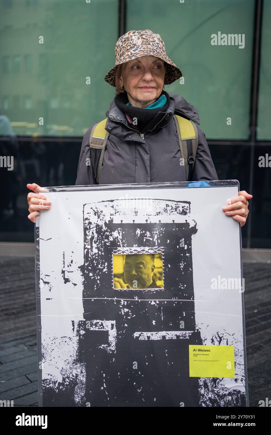 Londres, Royaume-Uni, 27 septembre 2024. La circulation a été arrêtée devant la Cour de la Couronne de Southwark comme une action pop-up par DÉFENDRE NOS JURYS célébré prisonniers politiques historiques. Cet acte pacifique de résistance civile est une réaction à la récente condamnation sévère des militants de STOP THE OIL. Crédit : Lab Ky Mo / ALAMY LIVE NEWS Banque D'Images