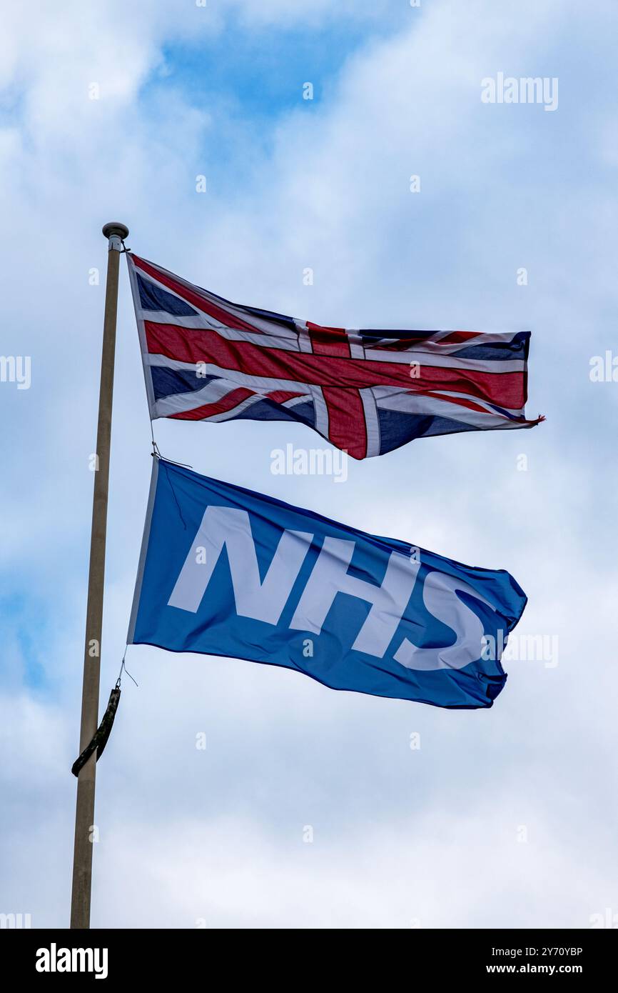 Union Jack avec drapeau NHS isolé contre le ciel Banque D'Images