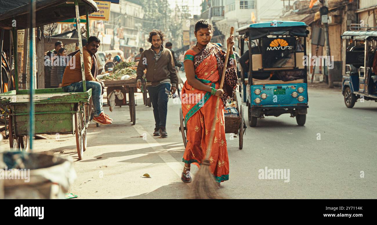 Varanasi, Inde. Femme indienne de caste intouchable balayant la rue. Caste des intouchables. Panchama Varna. Dalit signifiant brisé ou dispersé. Social Banque D'Images