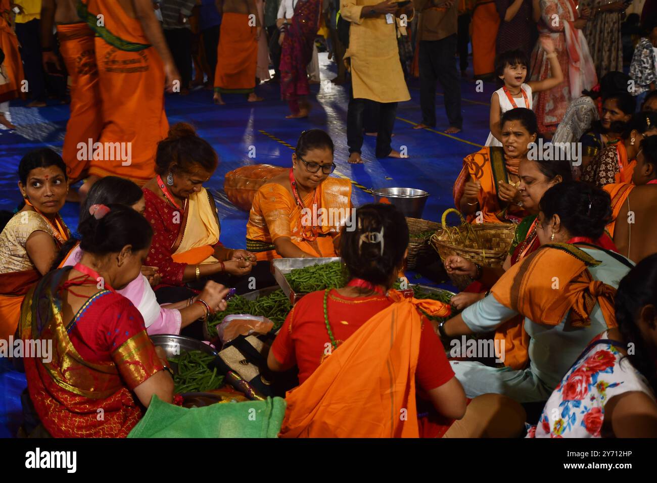 Festival Ganesha Chaturthi à Mumbai, Inde les femmes indiennes hachent des haricots pour préparer un repas communautaire dans une tente de Make-shift, accueillant une idole de Lord Ganesha, le Dieu hindou à tête d'éléphant de la sagesse, de la prospérité et de la bonne fortune, pendant le festival Ganesh Chaturthi, à Mumbai, en Inde, le 8 septembre 2024. Ganesh Chaturthi est un festival hindou populaire qui célèbre la naissance du Seigneur Ganesha et il dure généralement dix jours, commençant le quatrième jour Chaturthi du mois hindou de Bhadrapada, qui tombe généralement entre août et septembre dans le calendrier grégorien. IDOL installation dans les maisons a Banque D'Images