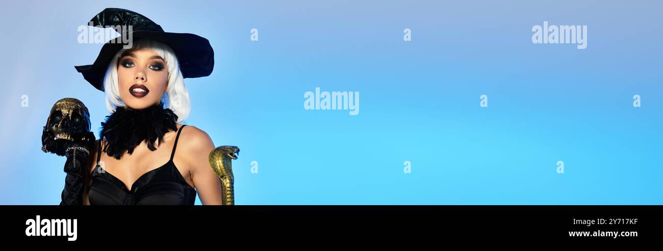 La jeune femme présente son costume enchanteur d'Halloween, dégageant un flair magique avec confiance. Banque D'Images