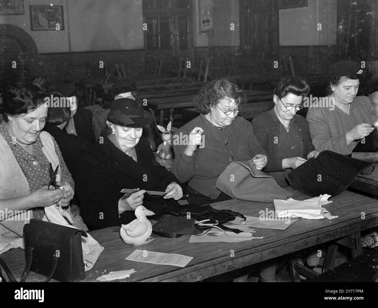 Classe de maroquinerie - vieilles dames . 1er janvier 1946 Banque D'Images