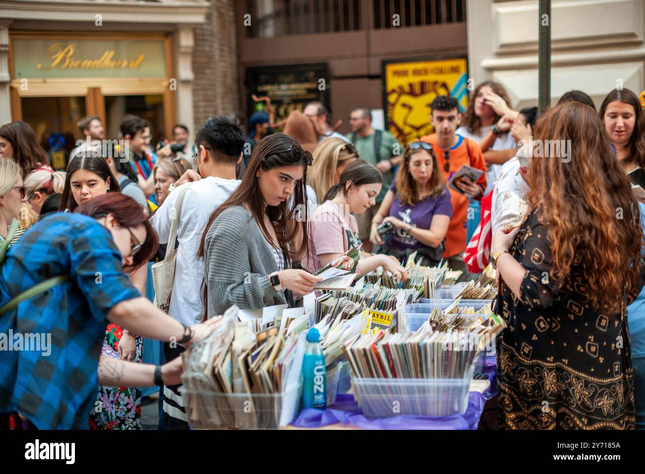 Des milliers de fans de Broadway assistent au Broadway Flea Market & Grand Auction à New York pour y verser et acheter des souvenirs, des Playbill vintage aux accessoires uniques des spectacles de Broadway à New York le dimanche 22 septembre 2024. Plus de 50 tables de spectacles de Broadway et d'institutions et d'entreprises liées au théâtre occupent les rues autour de Shubert Alley offrant leurs marchandises et autographes liés à Broadway. La foire est une collecte de fonds pour l'association caritative Broadway Cares/Equity Fights AIDS. (© Richard B. Levine) Banque D'Images