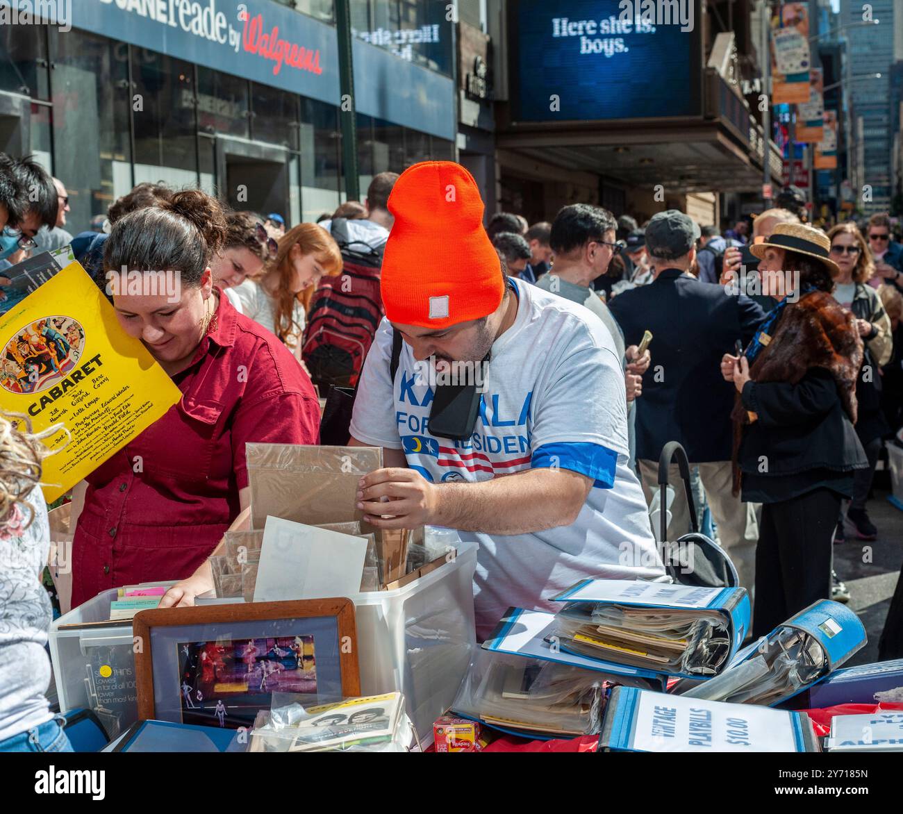 Des milliers de fans de Broadway assistent au Broadway Flea Market & Grand Auction à New York pour y verser et acheter des souvenirs, des Playbill vintage aux accessoires uniques des spectacles de Broadway à New York le dimanche 22 septembre 2024. Plus de 50 tables de spectacles de Broadway et d'institutions et d'entreprises liées au théâtre occupent les rues autour de Shubert Alley offrant leurs marchandises et autographes liés à Broadway. La foire est une collecte de fonds pour l'association caritative Broadway Cares/Equity Fights AIDS. (© Richard B. Levine) Banque D'Images