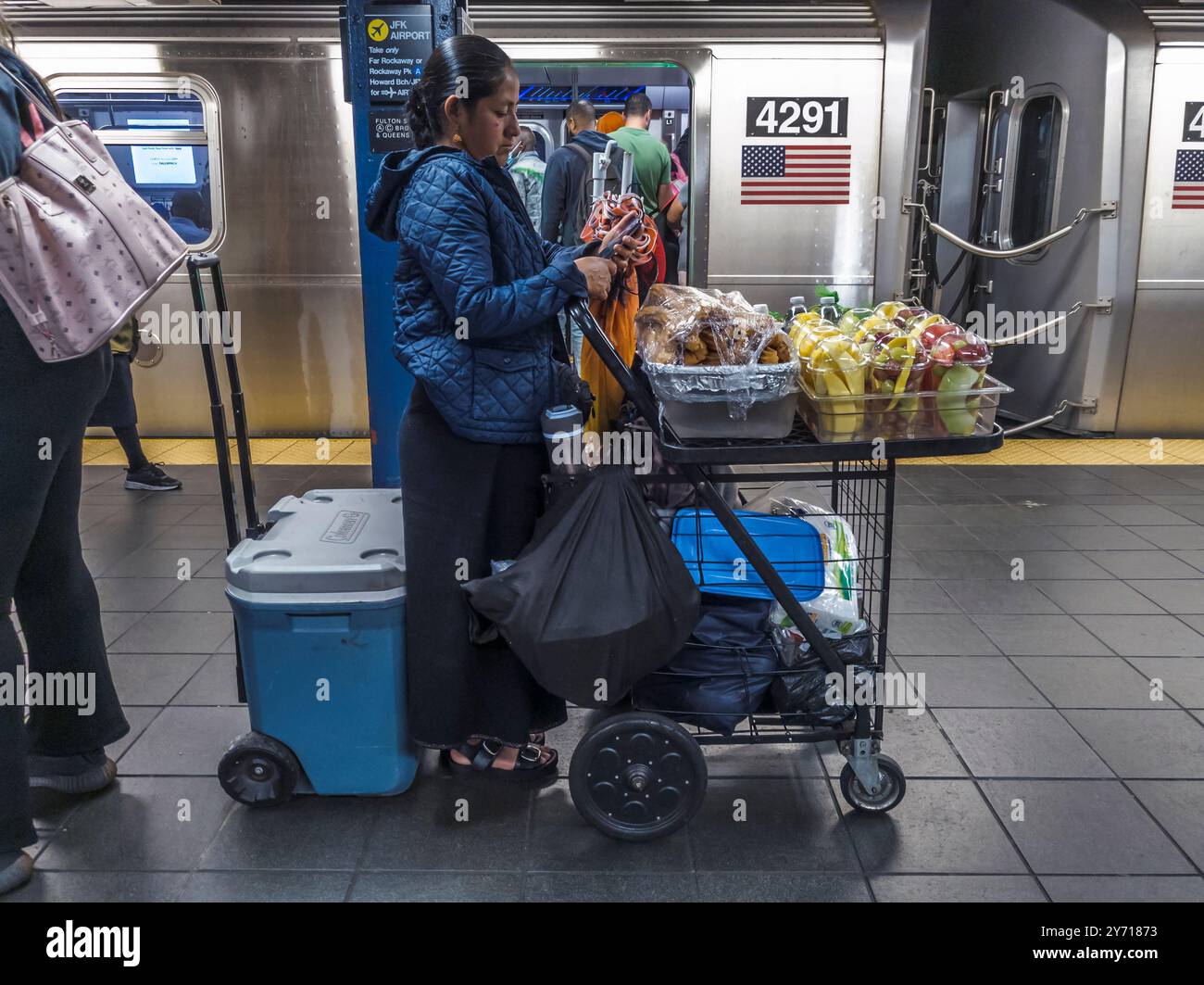 Entrepreneur de métro à la station Fulton Street dans le métro de New York le mardi 24 septembre 2024. (© Richard B. Levine) Banque D'Images