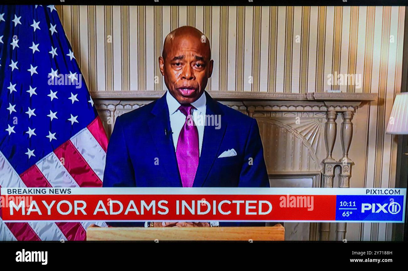 Le maire de New York, Eric Adams, se défend et jure de ne pas démissionner sur une vidéo diffusée le mercredi 25 septembre 2024 sur WPIX Television. Adams aurait été inculpé de charges fédérales liées à ses interactions avec des pays étrangers. (© Richard B. Levine) Banque D'Images