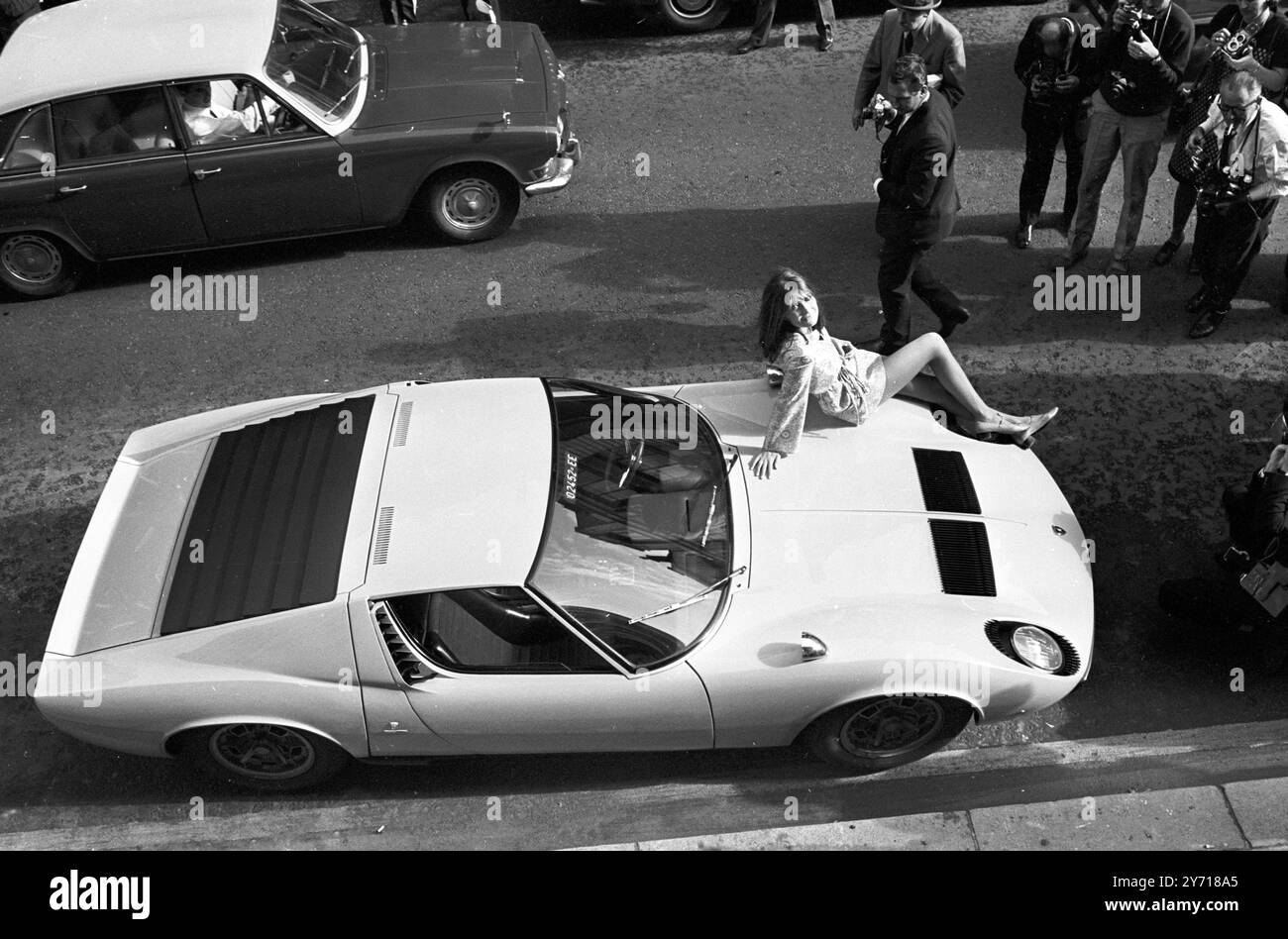 Pop stars et voitures de sport rapides ont toujours été associés les uns aux autres. Aujourd'hui, cette Lamborghini Miura a été utilisée pour aider la chanteuse pop Sandie Shaw à démontrer sa première gamme de vêtements dans les locaux de Wells Street, Londres W1. Un petit article a freiné le spectacle de Sandie à Wells Street : elle a été réservée après avoir garé devant sa salle d'exposition pendant 1 1/2 heures. Ensuite, un inspecteur de police lui a fait déplacer la voiture chère - l'un de ses rmanagers obligés . 26 septembre 1967 Banque D'Images