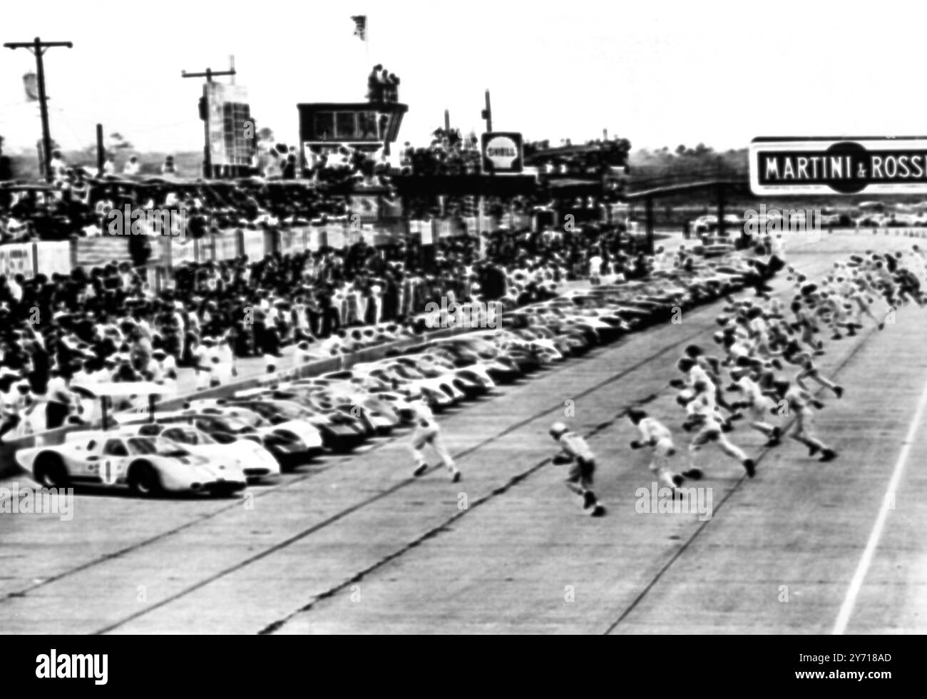 Sebring départ de la course d'endurance Sebring , Floride : les pilotes de 60 voitures de sport à grande vitesse et proptypes d'usine courent vers leurs voitures dans le type 'le Mans' départ des 12 heures d'endurance pour des points dans le championnat du constructeur 4 avril 1967 Banque D'Images