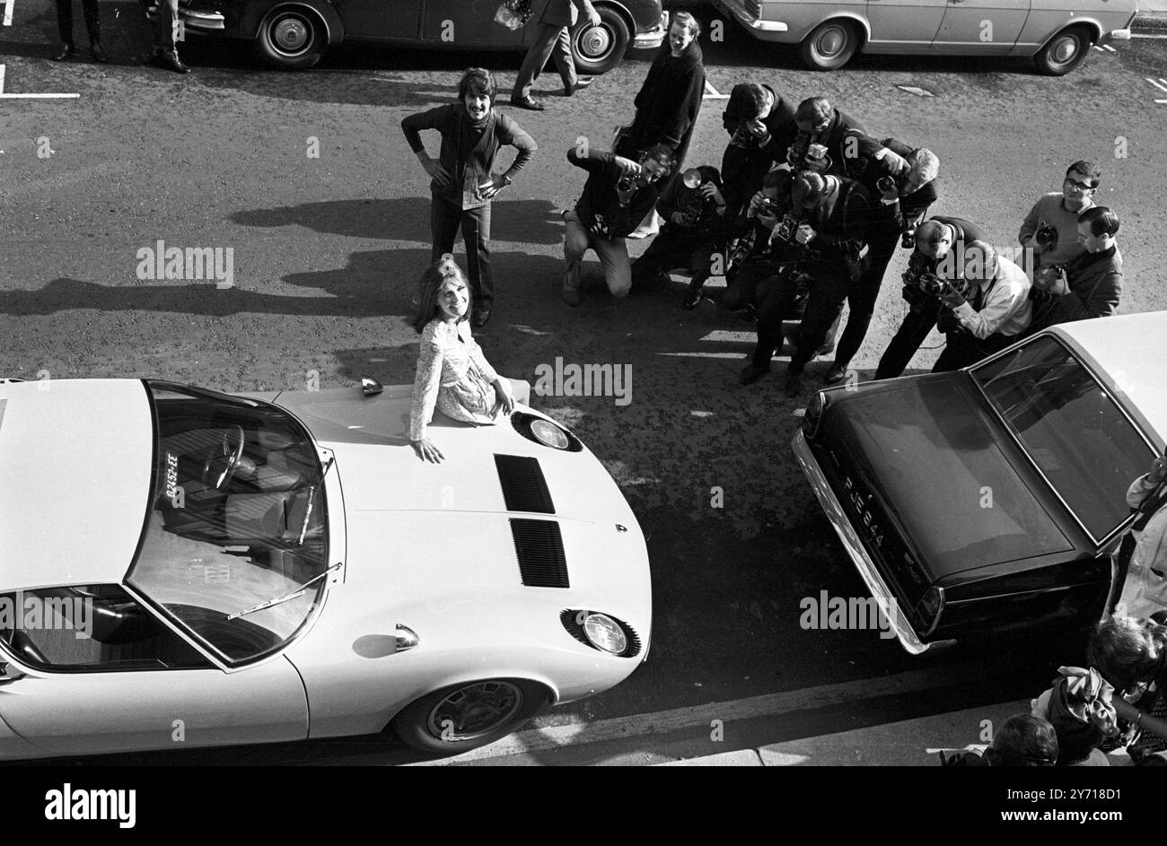 Pop stars et voitures de sport rapides ont toujours été associés les uns aux autres. Aujourd'hui, cette Lamborghini Miura a été utilisée pour aider la chanteuse pop Sandie Shaw à démontrer sa première gamme de vêtements dans les locaux de Wells Street, Londres W1. Un petit article a freiné le spectacle de Sandie à Wells Street : elle a été réservée après avoir garé devant sa salle d'exposition pendant 1 1/2 heures. Ensuite, un inspecteur de police lui a fait déplacer la voiture chère - l'un de ses rmanagers obligés . 26 septembre 1967 Banque D'Images