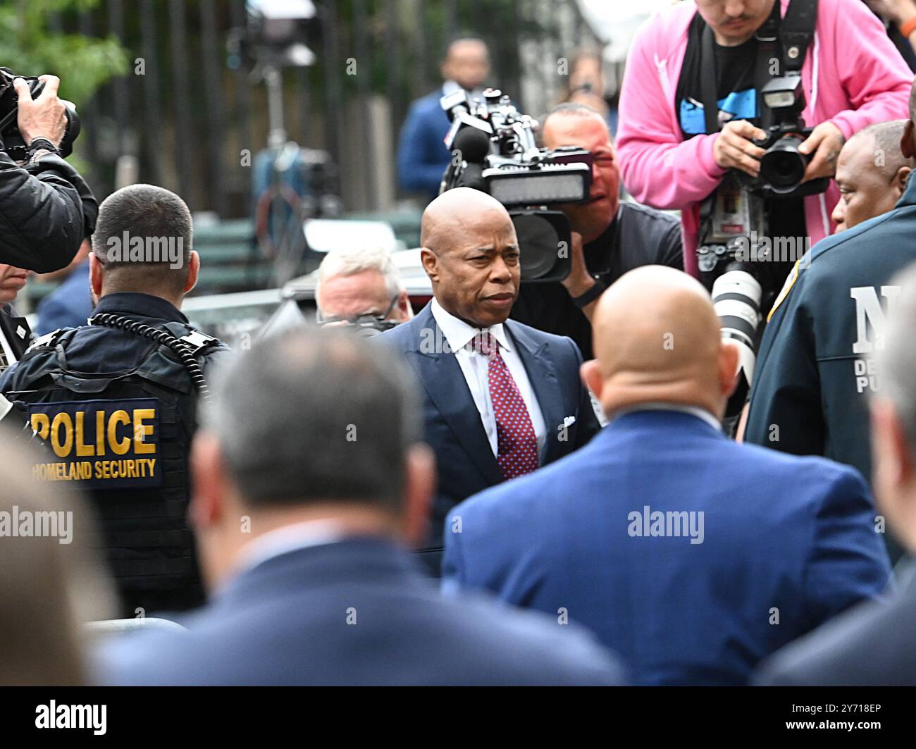 New York, États-Unis. 26 septembre 2024. Le maire de New York Eric Adams arrive à la cour fédérale de Manhattan pour sa mise en accusation le vendredi 27 septembre 2024. Le maire fait face à plusieurs accusations, y compris fraude télégraphique, corruption et réception de contributions d'un gouvernement étranger. Photo de Louis Lanzano/UPI crédit : UPI/Alamy Live News Banque D'Images
