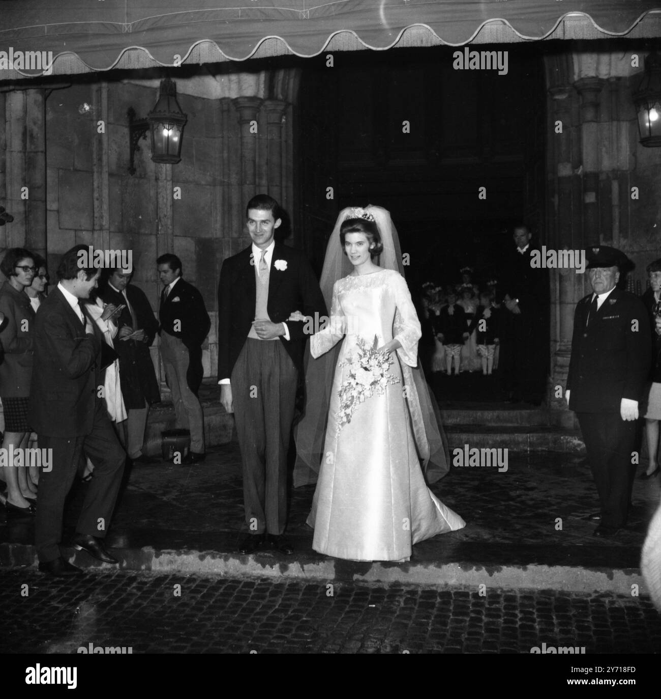 Le marquis de Hamilton , 32 , et son épouse Alexandra ( Sacha ) Phillips , 20 , sont photographiés quittant l'abbaye de Westminster après leur mariage 20 octobre 1966 le mariage a été assisté par la reine Elizabeth II et son mari , Prince Philip , Duc d'Ediburgh et trois de leurs enfants , Prince Charles , Prince de Galles ; Princesse Anne et Prince Andrew qui était un page . Banque D'Images