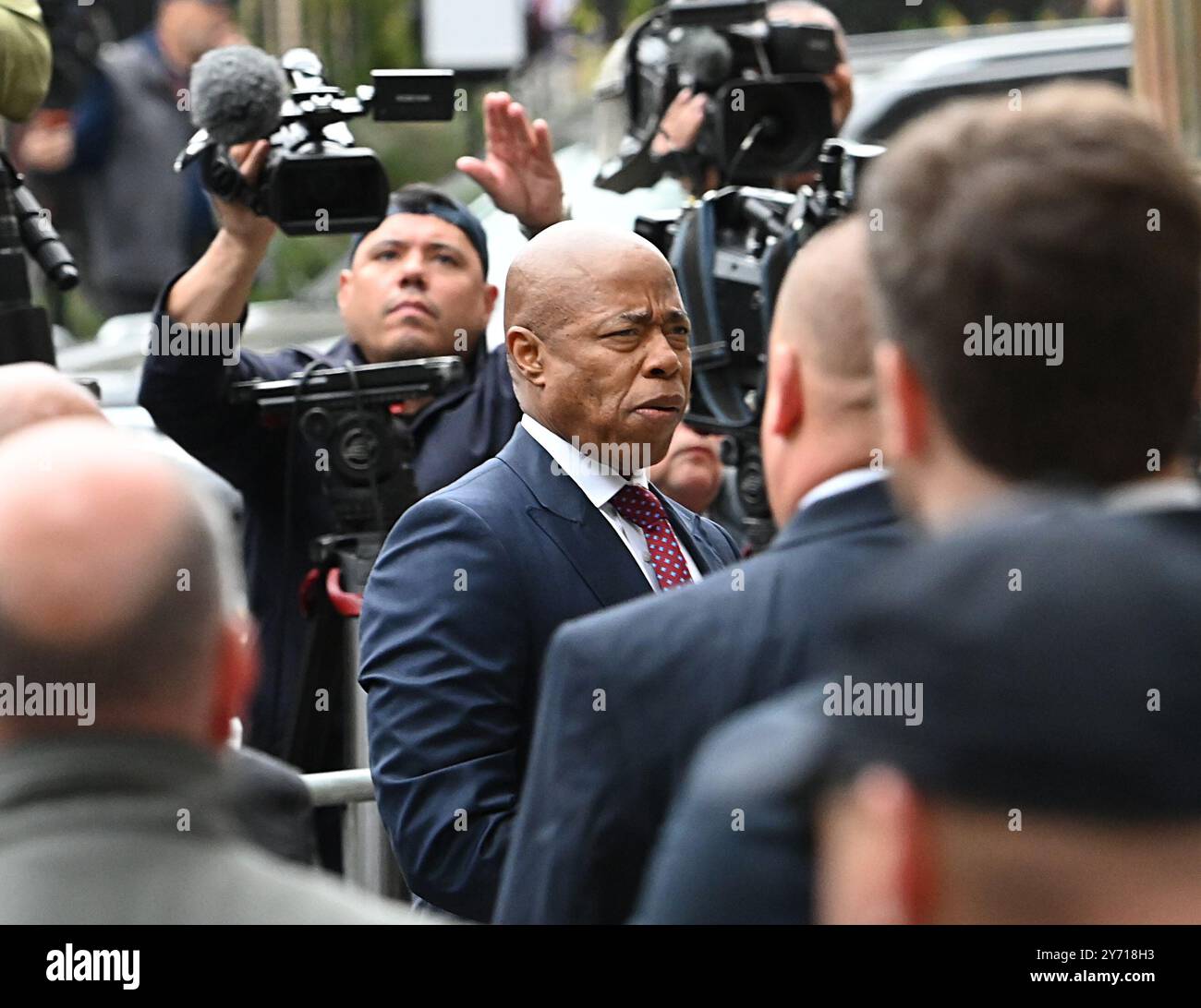 New York, États-Unis. 26 septembre 2024. Le maire de New York Eric Adams arrive à la cour fédérale de Manhattan pour sa mise en accusation le vendredi 27 septembre 2024. Le maire fait face à plusieurs accusations, y compris fraude télégraphique, corruption et réception de contributions d'un gouvernement étranger. Photo de Louis Lanzano/UPI crédit : UPI/Alamy Live News Banque D'Images