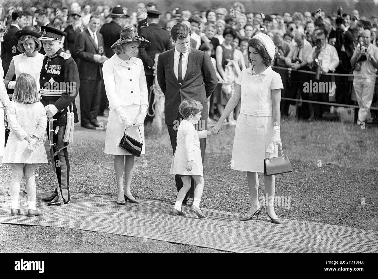 Jacqueline Kennedy à son arrivée à Runnymede, Surrey. Avec Mme Kennedy sont ses deux enfants Caroline (7) et John (4). La reine dévoile le mémorial à Runnymede en l'honneur du mari de Mme Kennedy , feu le président américain John F. Kennedy . Seront également présents le frère du regretté président , les sénateurs Edward et Robert Kennedy . 14 mai 1965 Banque D'Images