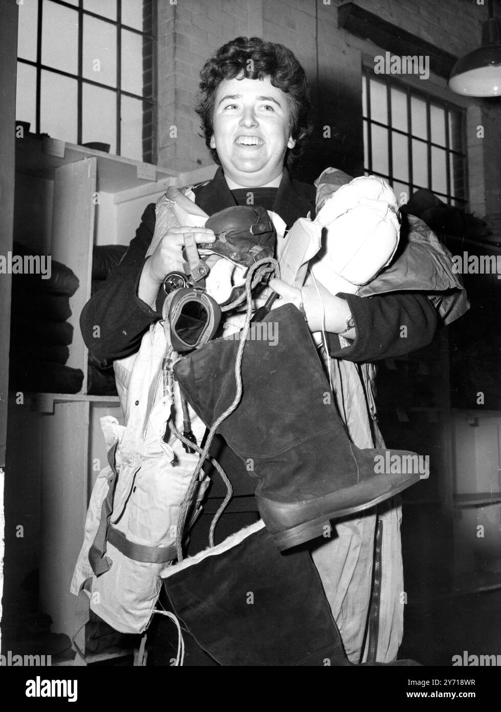 Jovial magasinier , chef de file Wren Betty Stevens de Walton-on-Naze , Essex , est chargé avec un kit de vol à la Royal Naval Air Station , Lee-on-Solent , Hampshire. Betty , 22 ans, et avec trois ans de service est l'un des Wrens attaché à la station. Les filles servent dans les magasins , les branches techniques et de communication 29 février 1952 Banque D'Images