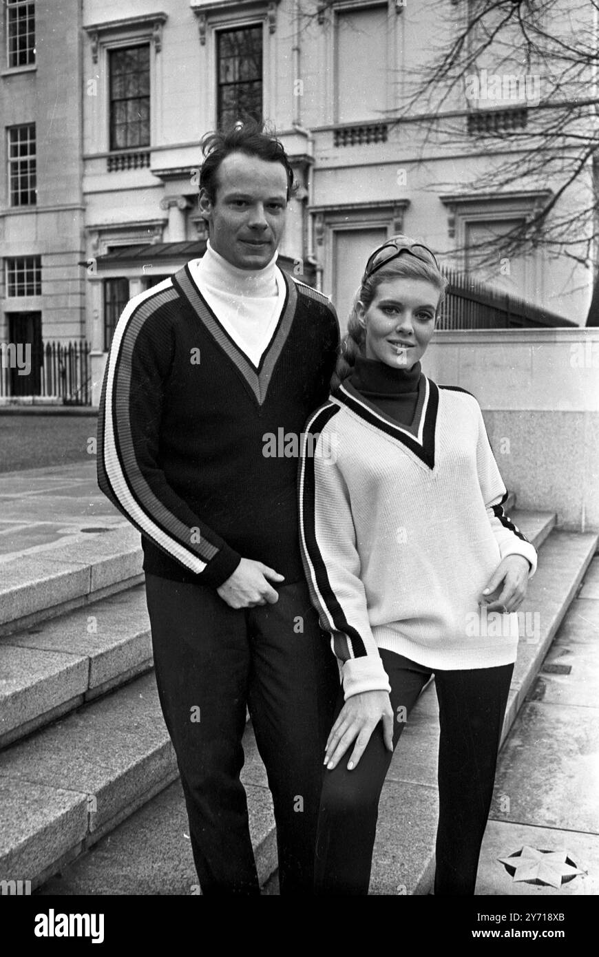 Golden Boy of Skiing Jeremy Palmer-Tomkinson ( 23) est rejoint par la fille modèle , Maureen Walker pour montrer à Londres les chandails officiels de l'équipe nationale britannique de ski dans les tons patriotiques de rouge, blanc et bleu . Jeremy qui s'est envolé ce matin pour Londres depuis la France où il a participé aux courses de Criterium à Val d'Isère après s'être entraîné à St Moritz a reçu aujourd'hui la bourse de ski Sabre/Woolmark sous la forme d'un chèque lui permettant d'avoir un entraînement spécialisé avec l'équipe de France de ski pour augmenter ses chances aux Jeux olympiques d'hiver de 1968 . 19 décembre 1966 Banque D'Images