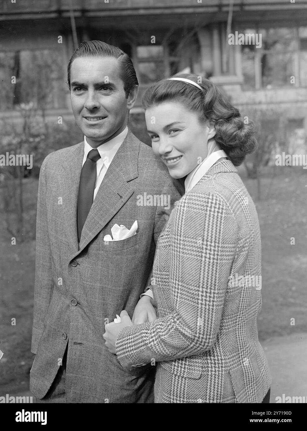 TYRONE POWER MEURT acteur américain TYRONE POWER , qui meurt à Madrid d'une crise cardiaque est photographié ici avec son ex-épouse LINDA CHRISTIAN . Ils sont vus à Londres six semaines après leur mariage à Rome au début de 1949. 17 mars 1949 Banque D'Images