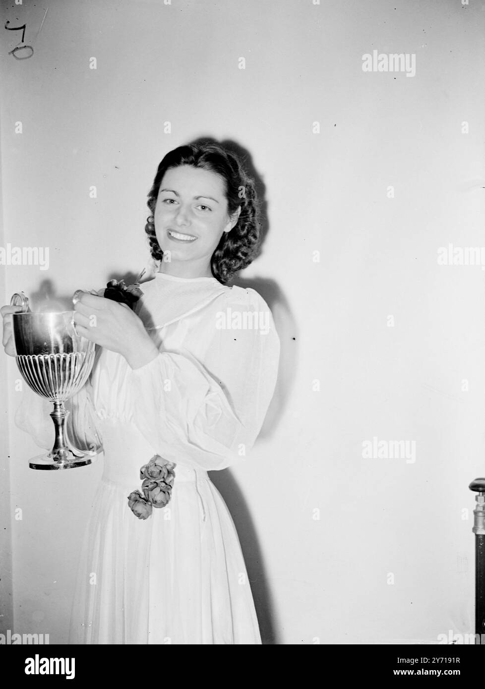 '' REINE DE LA VILLE '' BONJOUR LES FILLES . Dix-huit charmantes filles de la poste se sont réunies au London Telephone Exchange pour concourir pour le titre de ''Telephone Beauty Queen of the City of London''. Dix-huit filles qui ont été les , les plus fines sélectionnées parmi des centaines de filles de standard téléphonique qui travaillent sur les centraux de la ville et hier soir Miss Irene d . Johnson , un opérateur de l'Avenue Exchange, a été élu reine de la ville. IMAGES MONTRENT :- '' Reine de la ville '' Miss Irene D. JOHNSON , avec son trophée d'argent après avoir été élue à l'Avenue Exchange , Londres . 18 mars 1 Banque D'Images