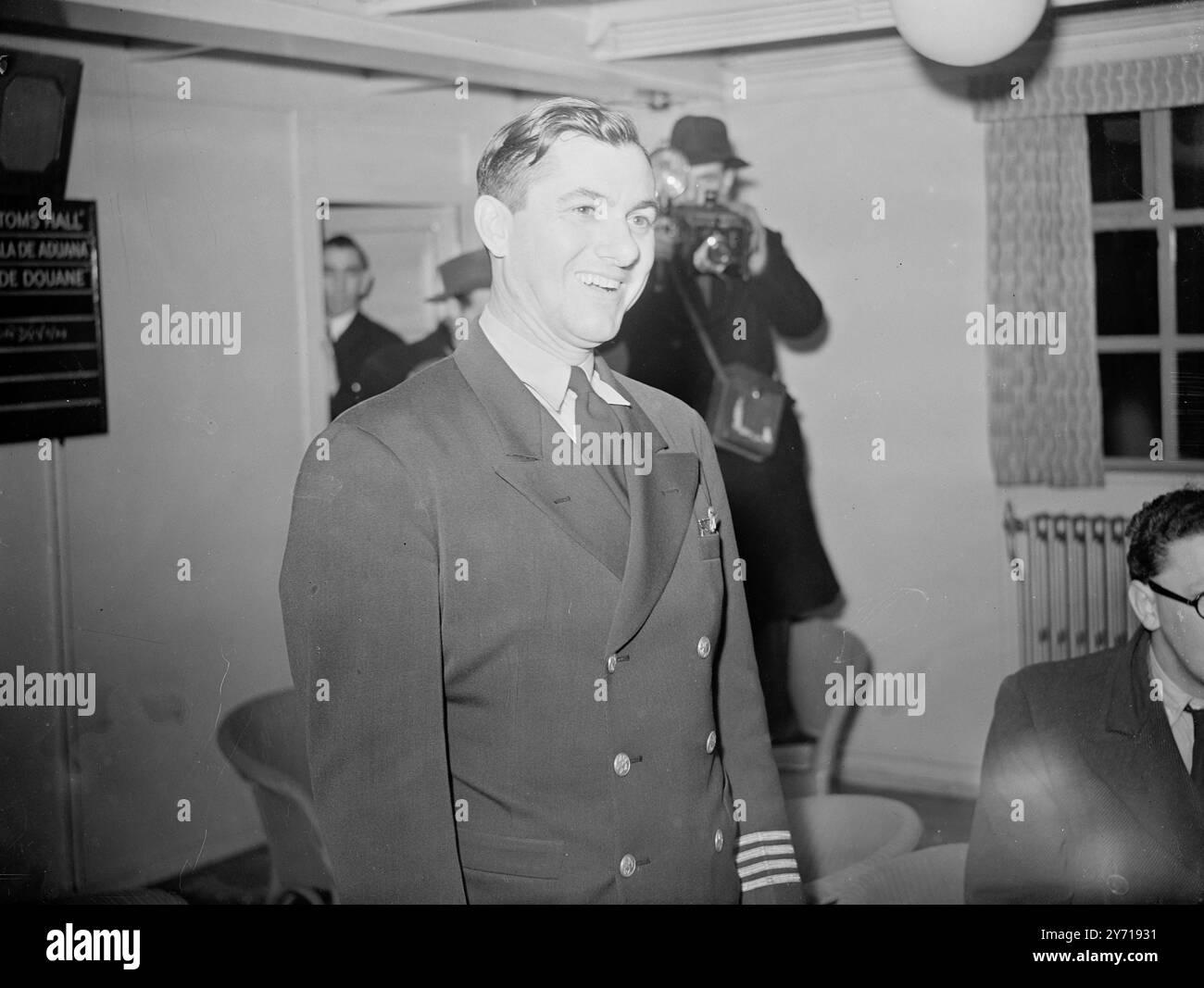 TRAIN D'ATTERRISSAGE BLOQUÉ RENVOIE L'AVION ATLANTIC À LONDRES les pompiers et les ambulances sont restées à l'aéroport de Londres quand une Constellation américaine d'outre-mer est revenue de Shannon après que son sous-train avait coincé. Décollant de Shannon pour New York , le pilote, le capitaine Walter Hostettler , a constaté que les roues étaient devenues fixes et il a décidé de retourner à Londres et a demandé par radio une piste dégagée pour assurer un atterrissage en toute sécurité. Les spectateurs anxieux rassemblés à l'aéroport de Londres ont vu la constellation faire un parfait atterrissage en trois points à l'aérodrome qu'elle avait quitté un peu plus de sept heures plus tôt. Banque D'Images