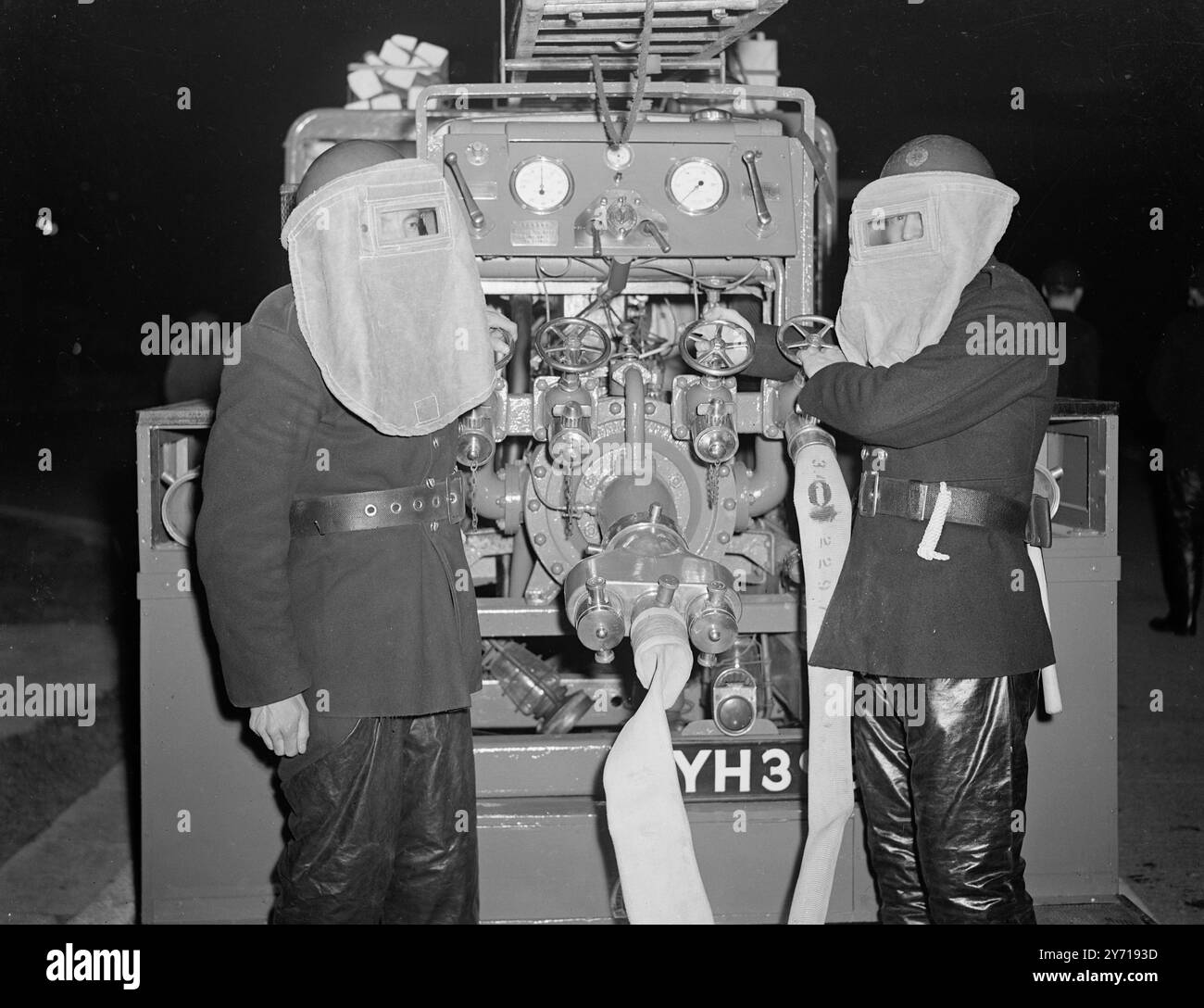 TRAIN D'ATTERRISSAGE BLOQUÉ RENVOIE L'AVION ATLANTIC À LONDRES les pompiers et les ambulances sont restées à l'aéroport de Londres quand une Constellation américaine d'outre-mer est revenue de Shannon après que son sous-train avait coincé. Décollant de Shannon pour New York , le pilote, le capitaine Walter Hostettler , a constaté que les roues étaient devenues fixes et il a décidé de retourner à Londres et a demandé par radio une piste dégagée pour assurer un atterrissage en toute sécurité. Les spectateurs anxieux rassemblés à l'aéroport de Londres ont vu la constellation faire un parfait atterrissage en trois points à l'aérodrome qu'elle avait quitté un peu plus de sept heures plus tôt. Banque D'Images