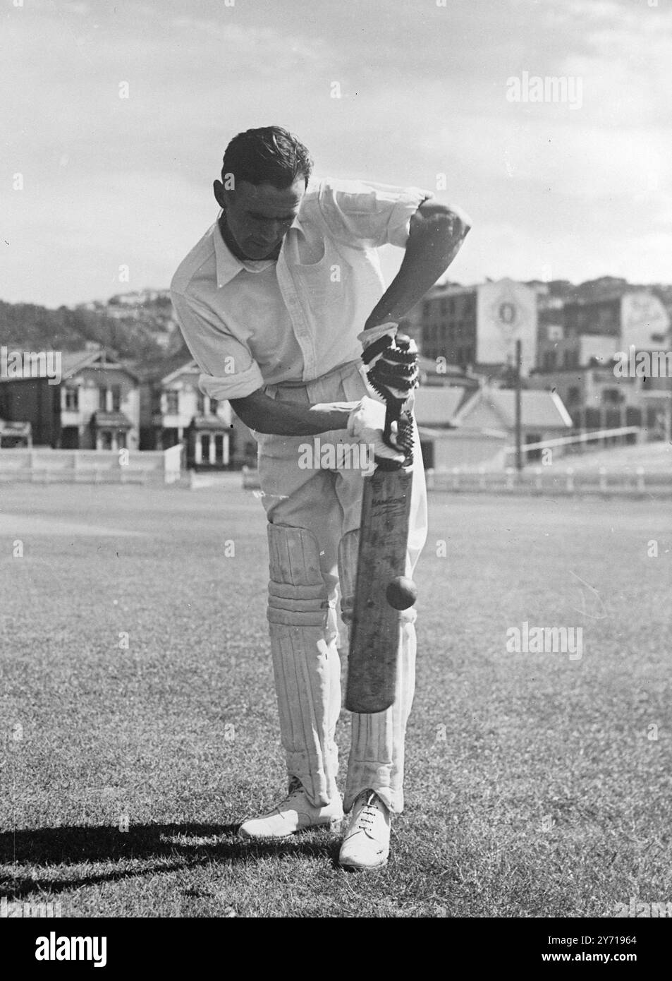 G . RABONE NOUVELLE-ZÉLANDE TEST CRICKETER G . RABONE ( Wellington ) est parmi les joueurs de cricket de test de Nouvelle-Zélande à faire une tournée en Grande-Bretagne cet été , qui doit ici le mois prochain , ils sont rapportés pour avoir le plus fort côté batteur jamais quitter le Dominion . L'IMAGE MONTRE :- G. RABONE , vérifie une balle au guichet . 16 mars 1949 Banque D'Images G . RABONE NOUVELLE-ZÉLANDE TEST CRICKETER G . RABONE ( Wellington ) est parmi les joueurs de cricket de test de Nouvelle-Zélande à faire une tournée en Grande-Bretagne cet été , qui doit ici le mois prochain , ils sont rapportés pour avoir le plus fort côté batteur jamais quitter le Dominion . L'IMAGE MONTRE :- G. RABONE , vérifie une balle au guichet . 16 mars 1949 Banque D'Images