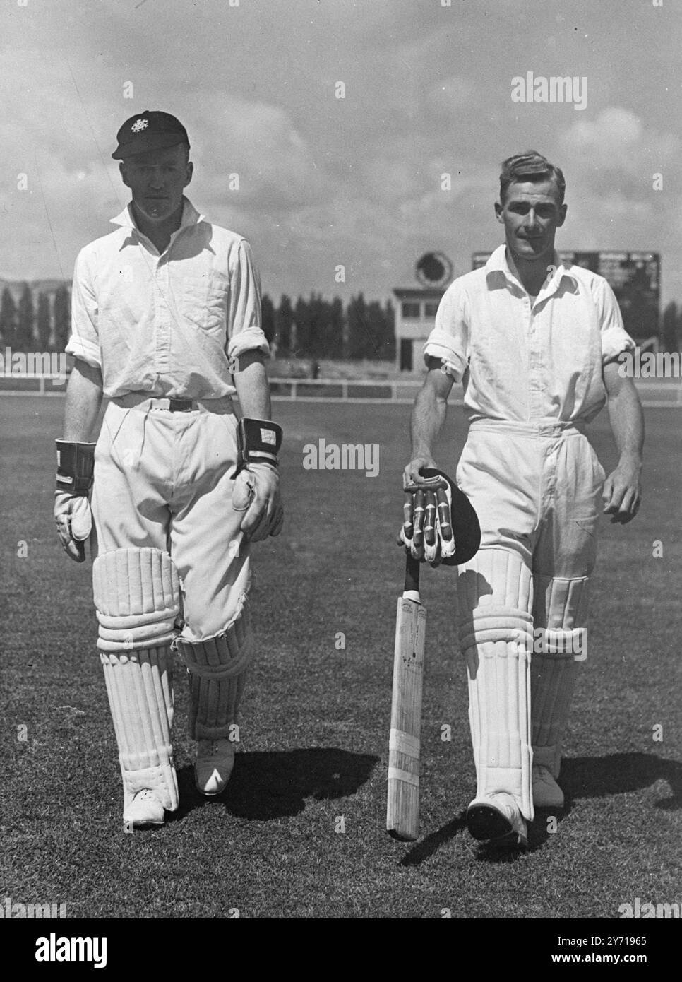 LES JOUEURS DE CRICKET D'ESSAI DE NOUVELLE-ZÉLANDE F.L. MOONEY ( WELLINGTON ) ET B . SUTCLIFFE ( Auckland ) sera parmi les joueurs de cricketers de test de Nouvelle-Zélande pour faire une tournée en Grande-Bretagne cet été , prévu ici le mois prochain , ils sont rapportés pour avoir le plus fort côté batteur jamais quitter le Dominion . L'IMAGE MONTRE :- F.L. MOONEY ( à gauche ) et B . SUTCLIFFE. 16 mars 1949 Banque D'Images LES JOUEURS DE CRICKET D'ESSAI DE NOUVELLE-ZÉLANDE F.L. MOONEY ( WELLINGTON ) ET B . SUTCLIFFE ( Auckland ) sera parmi les joueurs de cricketers de test de Nouvelle-Zélande pour faire une tournée en Grande-Bretagne cet été , prévu ici le mois prochain , ils sont rapportés pour avoir le plus fort côté batteur jamais quitter le Dominion . L'IMAGE MONTRE :- F.L. MOONEY ( à gauche ) et B . SUTCLIFFE. 16 mars 1949 Banque D'Images