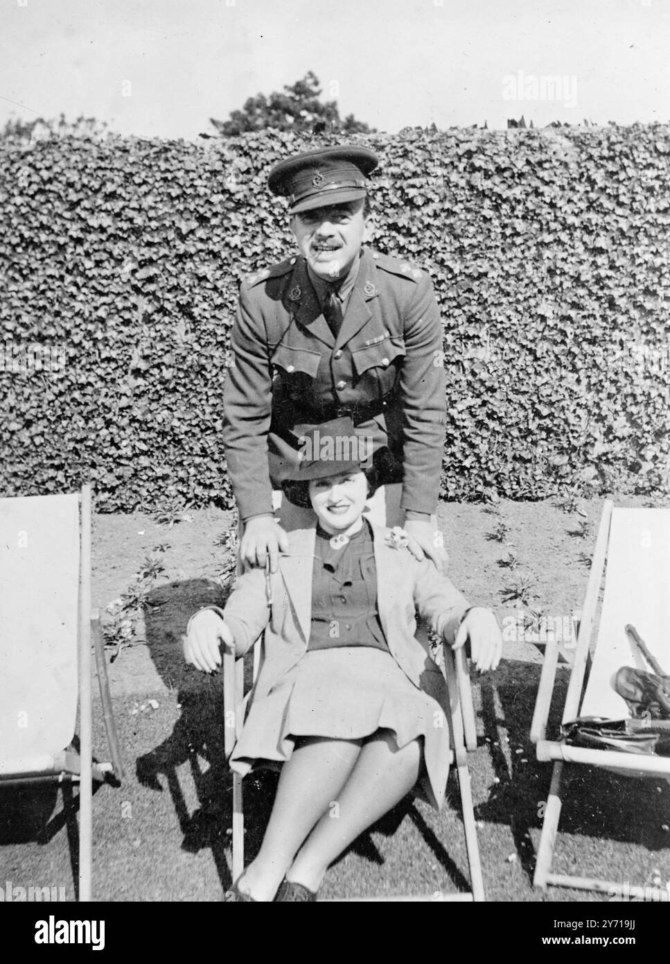 LE DOCTEUR DISPARU ET SA FEMME À LONDON MURDER HUNT un instantané des vacances de Dr . Et Mme . HENDERSON pris pendant sur la guerre du Docteur - le temps des feuilles . Les deux ont disparu depuis qu'ils sont sortis d'un hôtel de Brighton en février de l'année dernière. Scotland Yard est convaincu que l'homme qui a tué les McSwans a également assassiné le docteur et sa femme. Aide aux meurtres de bain 3 mars 1949 Banque D'Images