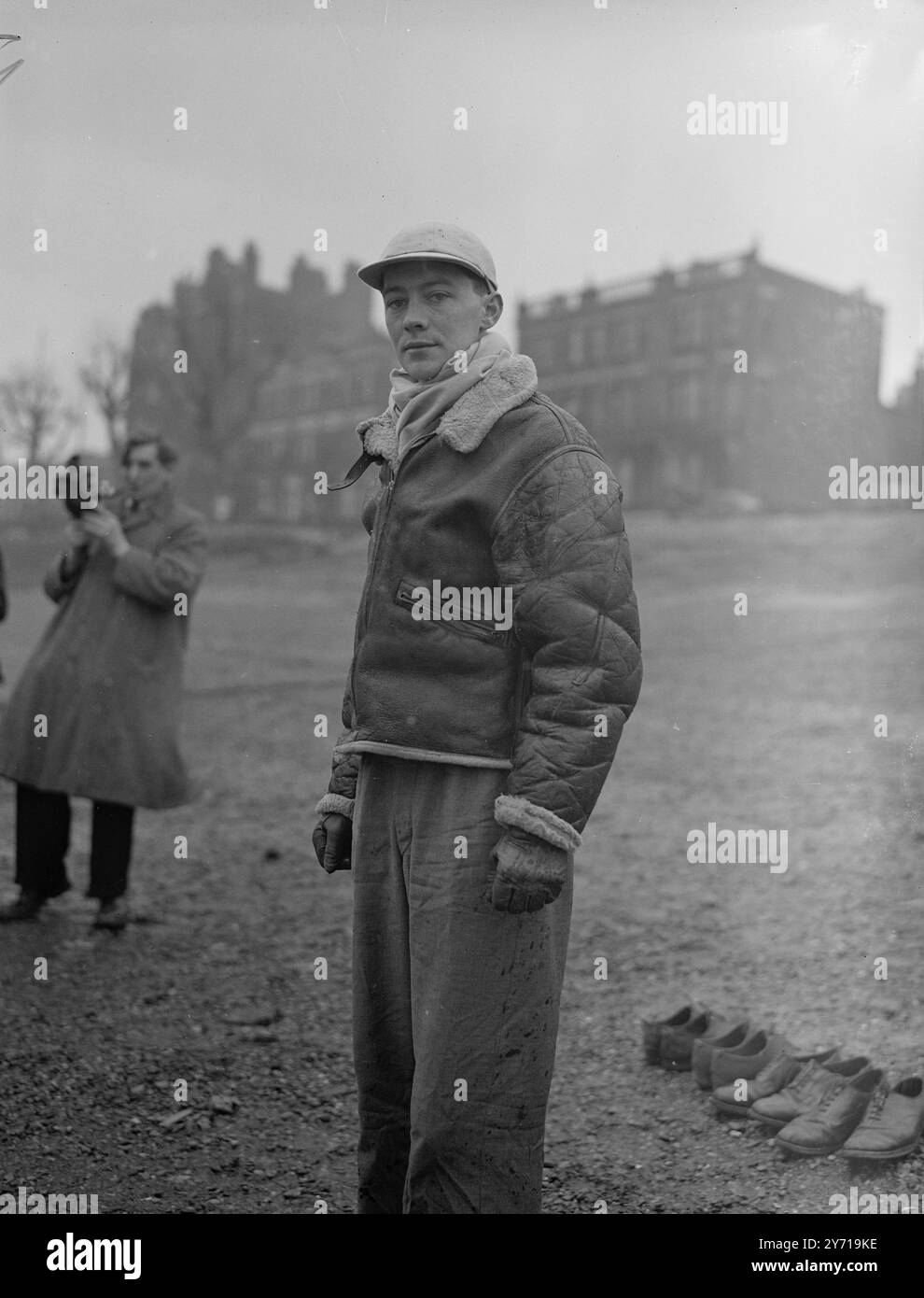 GARDER AU CHAUD SUR LE TIDEWAY T.R. ASHTON ( Monkton , Combe et Christ's ) portait cette veste volante garder au chaud comme Cambridge est allé sur leur première sortie sur le Tideway de Putney, Londres . Le Cambridge cox, il espère diriger l'équipage à la victoire quand ils rencontrent Oxford dans l'inter - Varsity Boat course sur la Tamise de Putney à Mortlake le 26 mars. 7 mars 1949 Banque D'Images