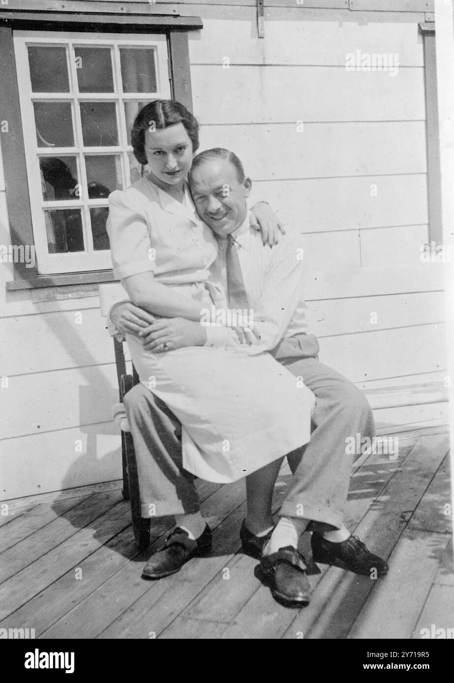 LE DOCTEUR DISPARU ET SA FEMME À LONDON MURDER HUNT un instantané des vacances de Dr . Et Mme . HENDERSON pris pendant sur la guerre du Docteur - le temps des feuilles . Les deux ont disparu depuis qu'ils sont sortis d'un hôtel de Brighton en février de l'année dernière. Scotland Yard est convaincu que l'homme qui a tué les McSwans a également assassiné le docteur et sa femme. Meurtres de bain acide. 3 mars 1949 Banque D'Images