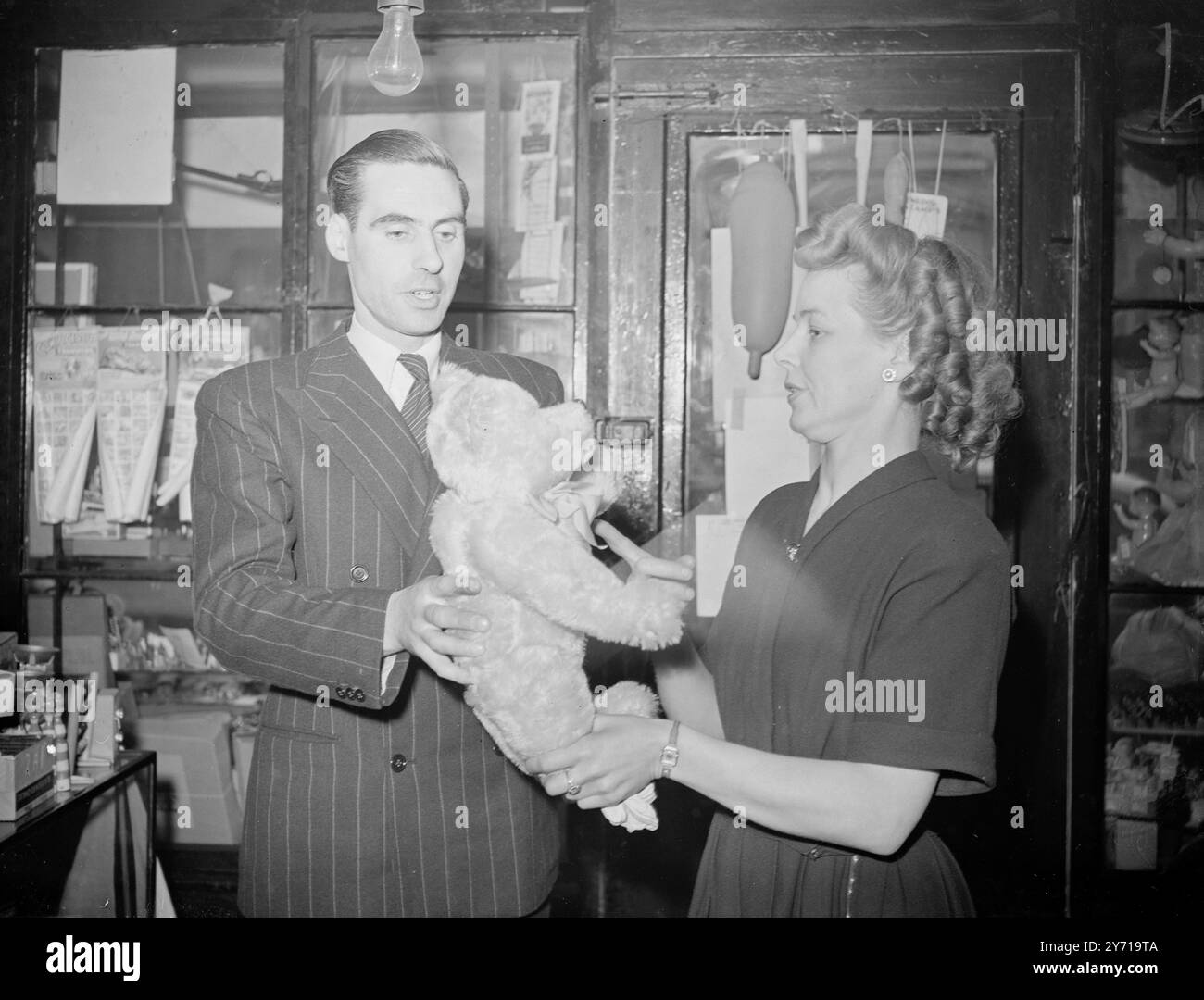 OÙ LE DOCTEUR ET SA FEMME VIVENT À LONDRES CHASSE AU MEURTRE Mme . D.M. McCaul , gérante de l'hôpital des poupées de Dawes Road , Fulham , parlant avec M. A. CLARKE , le titulaire actuel . C'est au-dessus de l'hôpital que le Dr et Mme Archibald Henderson disparus ont fait leur maison londonienne. Les enquêtes sur leur disparition se sont poursuivies. Meurtres par bain acide 3 mars 1949 Banque D'Images