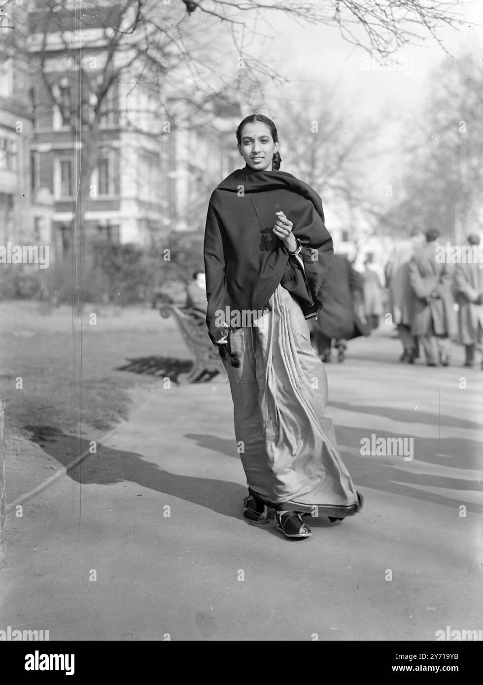 MOUVEMENT POÉTIQUE 25 ans - MRINALINI SARABHAI , l'un des principaux danseurs classiques de l'Inde apporte l'histoire de la danse à Londres . Elle est ici pour organiser la saison londonienne pour sa compagnie , dont les membres , avec un retournement des doigts et un balancement des mains et du corps créent des scènes où ils exécutent le drame de danse . Après une tournée en Angleterre, la compagnie ira en France , Suède , Norvège et Danemark . SPECTACLES DE PHOTOS :- MRINALINI SARABHAI profitant d'une promenade dans les jardins Embankment , Londres . 3 mars 1949 Banque D'Images