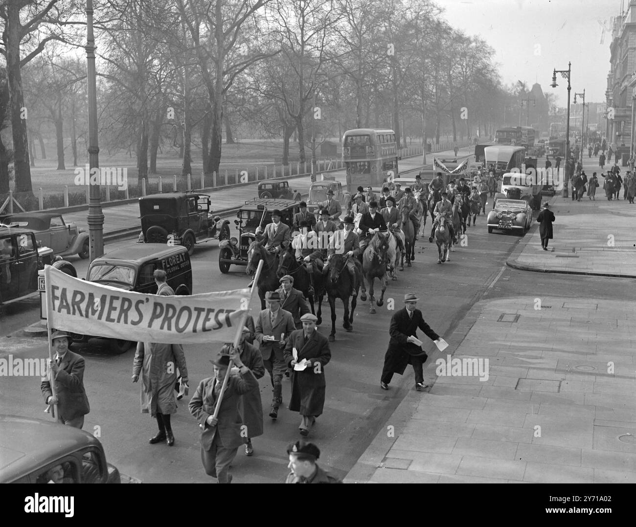 LES FERMIERS MONTENT EN VILLE - - - LEUR PROJET DE LOI SUR LES SPORTS ANTI - SANG DANS LES CARRIÈRES - - - - vingt fermiers du Gloucestershire du comté de chasse autour de Bourton - sur l'eau ont roulé autour de London Town depuis Hyde Park Corner pour protester contre le projet de loi sur les sports anti - sang . Ils se sont rendus dans la métropole en bus et ont loué des chevaux à leur arrivée. - - - - PHOTOS :- PICCADILLY PARADE - - les fermiers descendent Piccadilly en signe de protestation . - - - - 25 février 1949 Banque D'Images