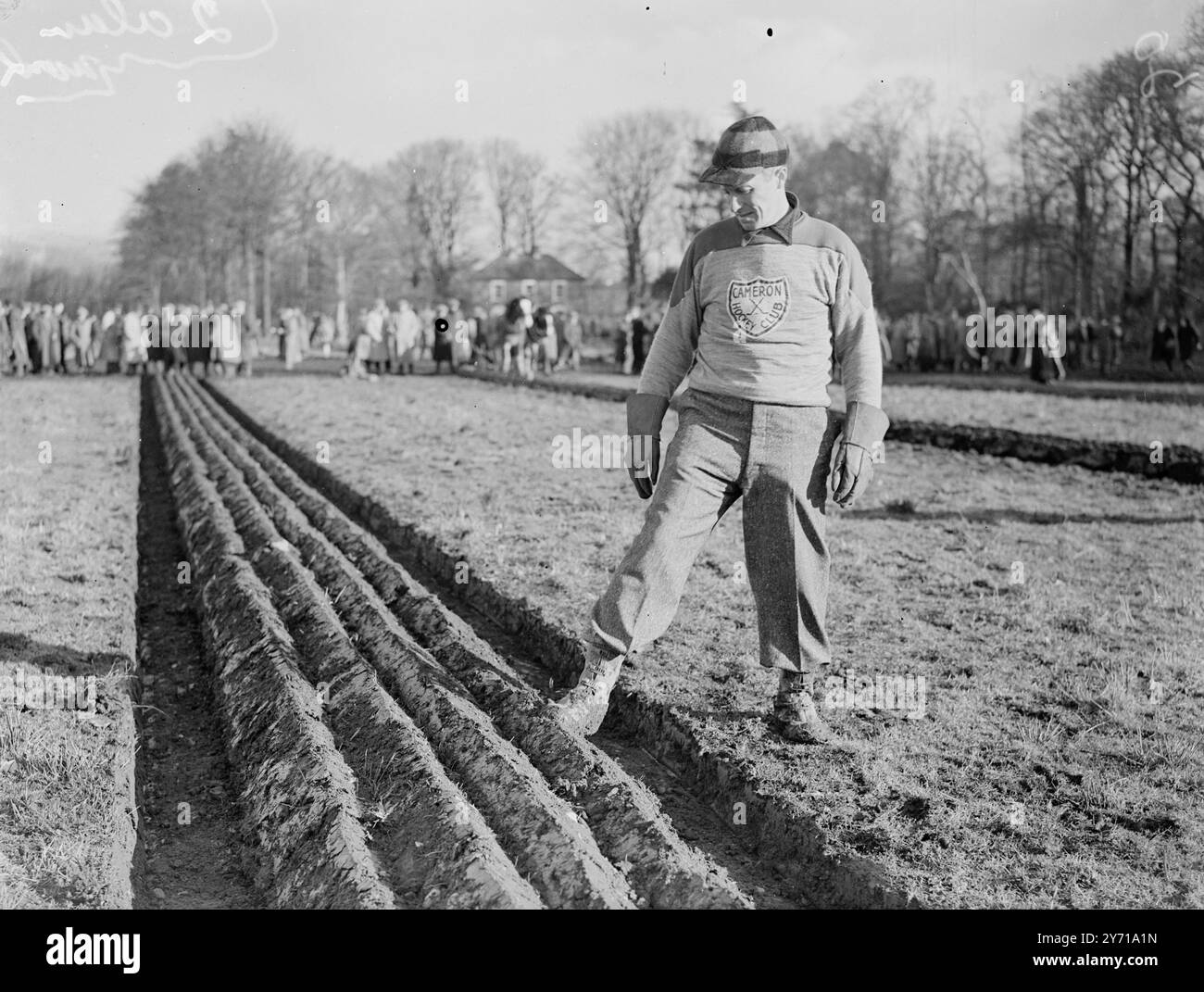 TOUS SES PROPRES TRAVAUX ALVIN MARK , Ploughman de l'Ontario , portant son maillot de hockey de sa ville natale et sa casquette , creusant ses sillons après avoir participé aux compétitions internationales de labourage sur un domaine de 500 acres à Lindvady , Irlande du Nord . Membre de la Ploughman's Association of Canada , il a reçu le voyage en Grande-Bretagne ainsi qu'une médaille d'or au concours international canadien - les concurrents au match d'Irlande du Nord venaient d'Angleterre , d'Écosse, du Canada , de l'île de MSN et de l'Irlande ainsi que de toutes les régions de l'Irlande du Nord . 13 février 1949 Banque D'Images