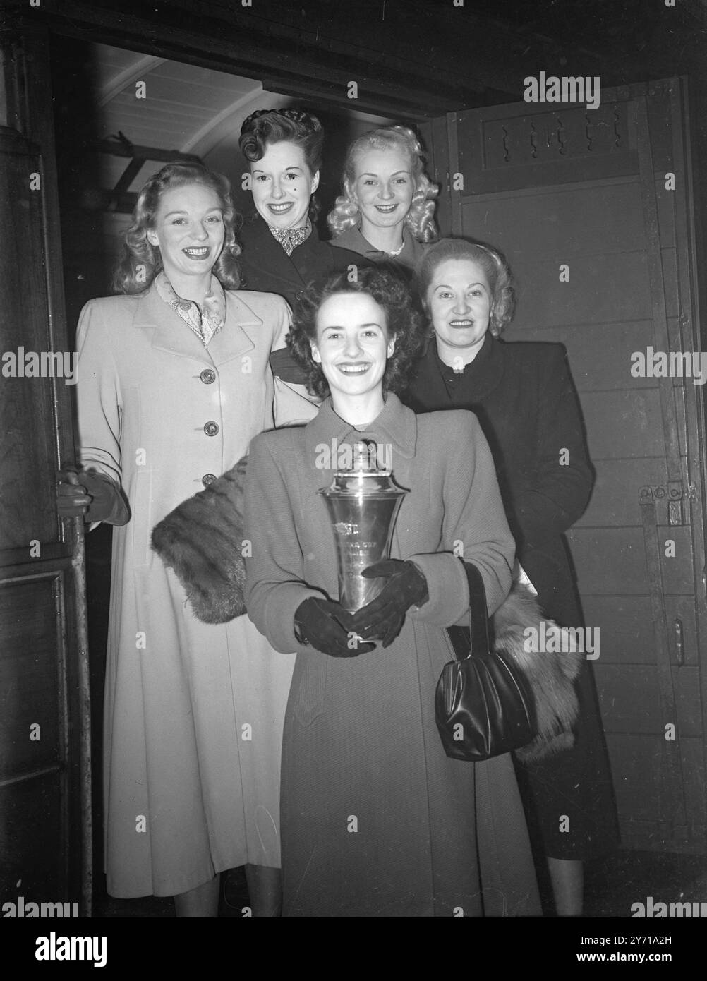 A GAGNÉ PAS VERS LE DANEMARK L'équipe britannique de danse de salle de bal a quitté Liverpool Street Station , Londres aujourd'hui pour le Danemark . Huit couples choisis lors d'une récente compétition parmi 40 des meilleurs danseurs de salle de bal amateurs britanniques - plus deux réserves - ils ont reçu ce voyage gratuit pour concurrencer les meilleurs danseurs danois au match international de danse de salle de bal à Copenhague le dimanche. La Saint-Valentin. IMAGES MONTRENT ;- LES DAMES DE L'ÉQUIPE photographiées avant de quitter Liverpool Street avec leurs maris. De gauche à droite :- ( arrière ) - OLGA HOGAN , épouse de Whitton ( Hounslow , Londres ) mec Banque D'Images