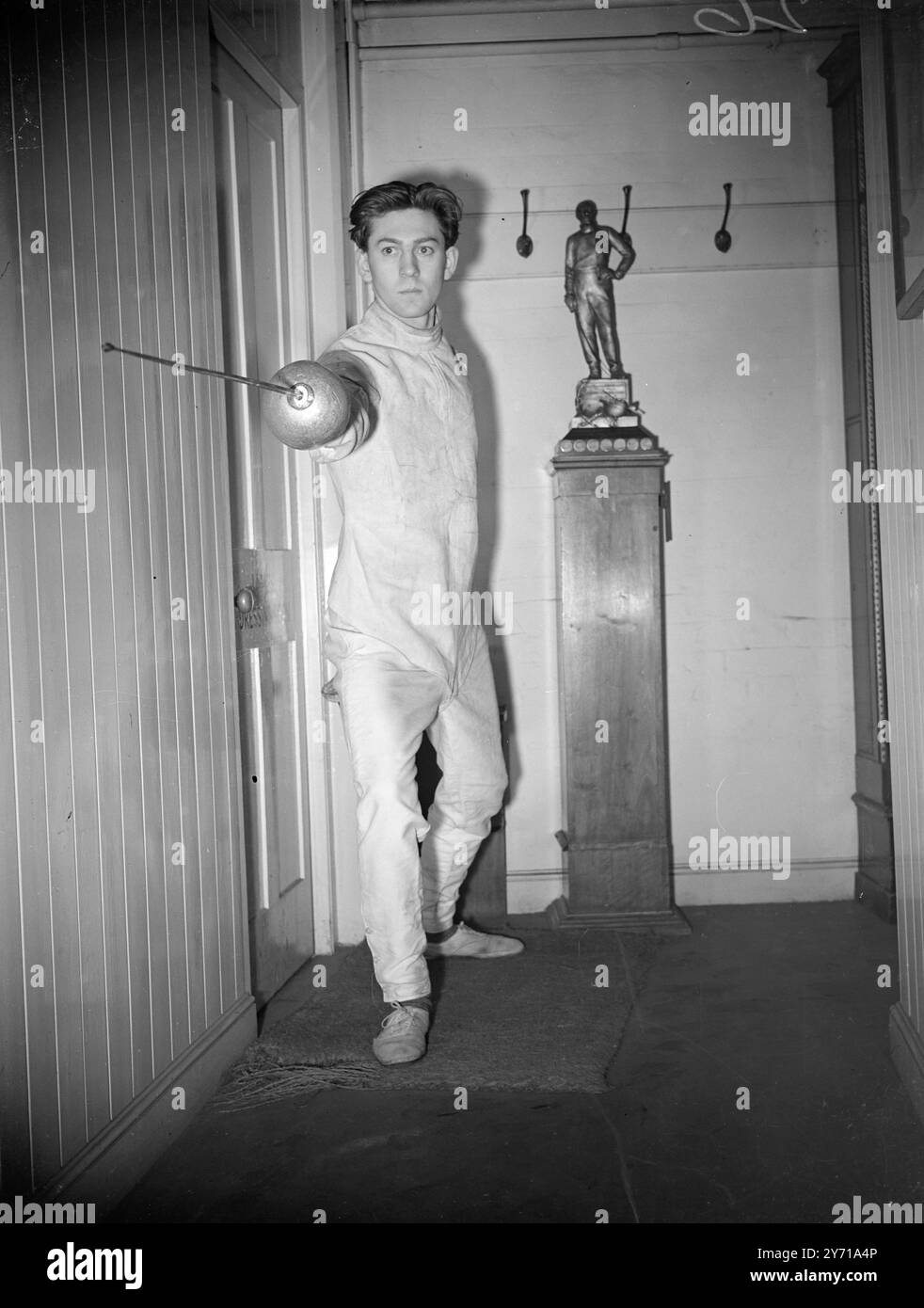 CHAMPIONNATS UNIVERSITAIRES D'ESCRIME S . HARRIS ( Nottingham University ) , qui vit à Lichfield , États-majors ., fait une fente comme il participe aux championnats de l'A.U. universités au London Fencing Club . 12 février 1949 Banque D'Images CHAMPIONNATS UNIVERSITAIRES D'ESCRIME S . HARRIS ( Nottingham University ) , qui vit à Lichfield , États-majors ., fait une fente comme il participe aux championnats de l'A.U. universités au London Fencing Club . 12 février 1949 Banque D'Images