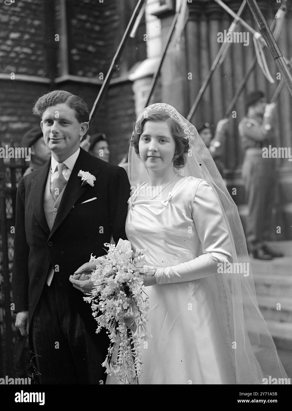 LES LANCERS ÉTAIENT LÀ Un - mariage pittoresque a eu lieu à St. James's Church , Spanish place , Londres quand le Major Richard George Satterthwaite , 17/21 e Lancers , était marié à Mlle Rosemary Ann Messervy , des Firs , Budleigh Salteton . Les demoiselles d'honneur portaient des coiffes de vraies fleurs et il y avait une garde d'honneur des Lancers. IMAGE MONTRE :- Un gros plan - de la mariée et mariée quittant l'église après la cérémonie . 19 février 1949 Banque D'Images LES LANCERS ÉTAIENT LÀ Un - mariage pittoresque a eu lieu à St. James's Church , Spanish place , Londres quand le Major Richard George Satterthwaite , 17/21 e Lancers , était marié à Mlle Rosemary Ann Messervy , des Firs , Budleigh Salteton . Les demoiselles d'honneur portaient des coiffes de vraies fleurs et il y avait une garde d'honneur des Lancers. IMAGE MONTRE :- Un gros plan - de la mariée et mariée quittant l'église après la cérémonie . 19 février 1949 Banque D'Images