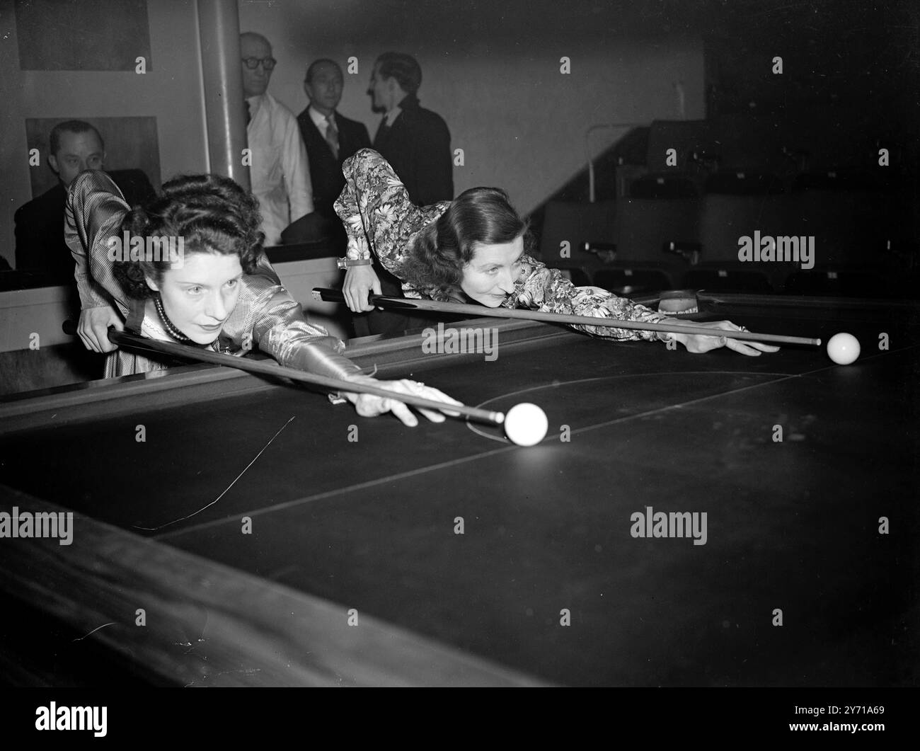 LES CHALLENGERS DE TABLE DE RÉPÉTITION DE ROBE RENCONTRENT le champion britannique de billard féminin depuis 1940, mince 35 - année - vieille Miss THELMA CARPENTER , a rencontré son ami et plus grand rival , Miss JOYCE GARDNER est un match d'exposition à la Leicester - Square - Hall , Londres . Joyce est sortie pour se venger dans ce match parce que les deux dernières fois où la paire s'est rencontrée , c'était Miss Carpenter qui était la gagnante . Mlle Gardner a été sept fois championne , et bien qu'il ne s'agisse que d'un match d'exposition , il pourrait bien s'agir d'une répétition générale pour le prochain championnat féminin . L'IMAGE MONTRE :- GARDNER ( à gauche ) et TH Banque D'Images