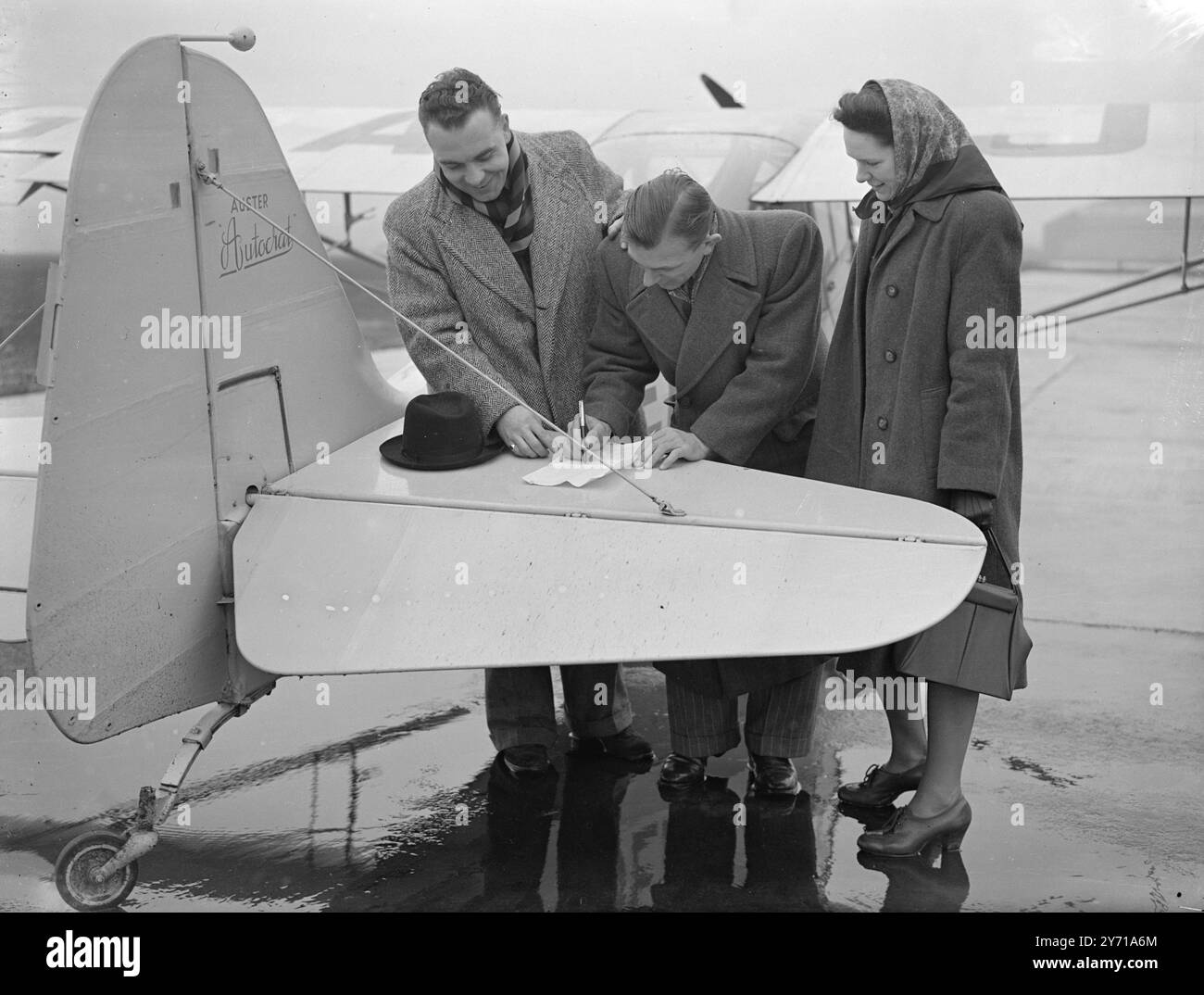 Airhore TRANSFERT - LA SIGNATURE A EU LIEU SUR L'histoire du football AÉRIEN a été faite lorsque ROY FINCH , joueur de West Albion a été spécialement volé de Cardiff à Southampton , lors du transfert à son nouveau club Lincoln City qui jouaient à Southampton . La signature effective des formulaires de transfert a été complétée sur l'avion de traînée des trois avions mangeurs dans lesquels finch avait voyagé de Cardiff en compagnie de sa femme. Les négociations pour le transfert se sont terminées favorablement tard vendredi et des dispositions rapides ont été prises pour récupérer le footballeur à Cardiff - il avait passé la semaine - fin avec sa mère Banque D'Images