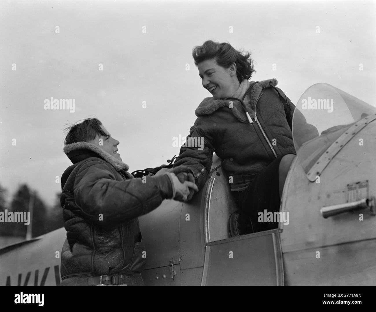 PAIRE SOLO JACK RANDALL, 17 ans, et MARGARET BRAY, 27 ans, se félicitent mutuellement à l'aérodrome de Denham , Middlesex sur '' aller solo '' dans les airs . Les deux membres du British South American Airways Aero Club , ils étaient de fervents rivaux, mais Jack a battu Margaret à l'honneur. Randall , un assistant dans la section de navigation à l'aéroport de Londres et un caporal dans le corps d'entraînement aérien , pédalez à 10 miles de sa maison de Hounslow pour chaque leçon à Denham . Il espère rejoindre la RAF et servir comme pilote. Miss Bray a volé plus de 312 , 000 miles en tant que '' star girl '' hôtesse et a fait 36 Atlantic cr Banque D'Images