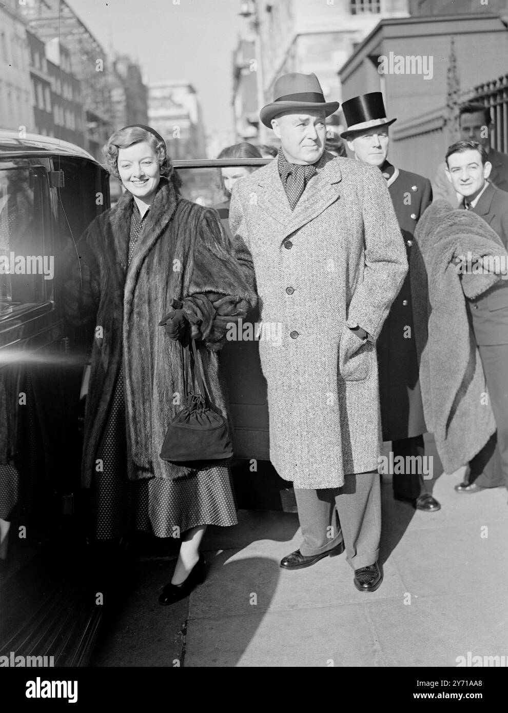 STAR RÉCUPÈRE MYRNA LOY se remet rapidement de son opération d'appendicite et attend avec impatience trois ou quatre mois de vacances sur la Riviera italienne - quittant Londres le 1 er mars avant de commencer un nouveau film soit en Angleterre ou en Amérique . Dans son hôtel de Londres, elle a été rattrapé avec l'écriture de lettres et la lecture de livres. Très intéressée par le Pacte Atlantique, elle lit quotidiennement les nouvelles de ses progrès. SPECTACLES D'IMAGES :- mari GENE MARKEY , scénariste et producteur emmène MYRNA LOY sur sa première sortie depuis son rétablissement , un tour autour de Hyde Park , Londres . 19 février Banque D'Images