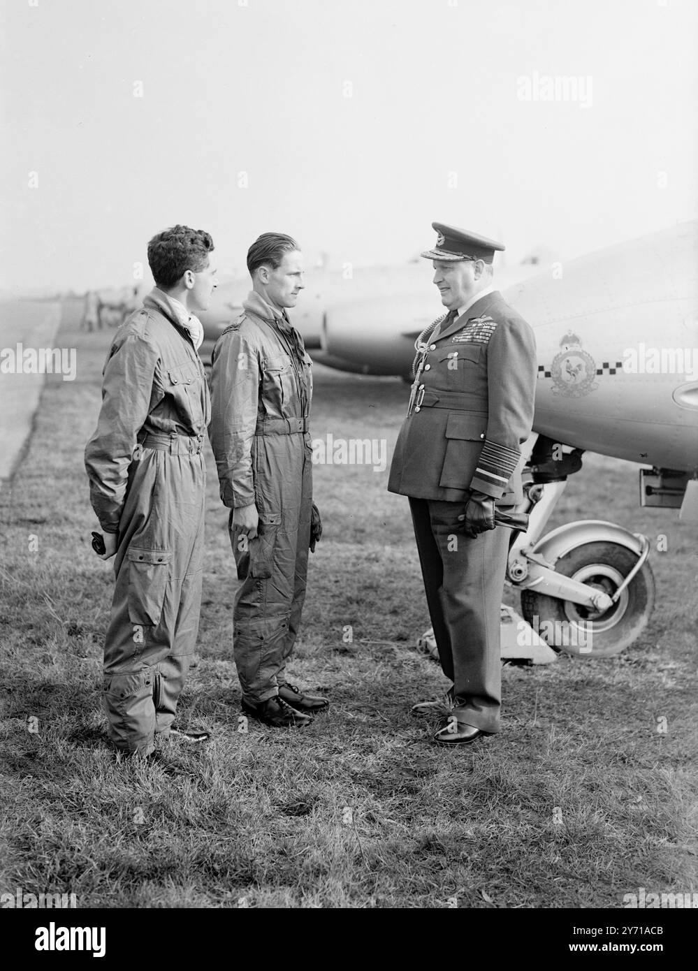 MARIAGE DES COMBATTANTS CÉRÉMONIE DE LA ROYAL AIR FORCE a R.A.F. Station , Tangmere ( Sussex ) une cérémonie a eu lieu qui a abouti à la réforme du NO . 43 Fighter Squadron et la liaison du No . Escadron 245 et 266 - qui ont tous deux joué un rôle inestimable dans les opérations aériennes pendant la guerre. Non . Le 43e Escadron a pris une part importante à la bataille d'Angleterre dans laquelle il a combattu avec distinction. IMAGES :- Chef d'escadron D.L. Harvey Farcham , agent de liaison N . Clayton Richmond. 11 février 1949 Banque D'Images