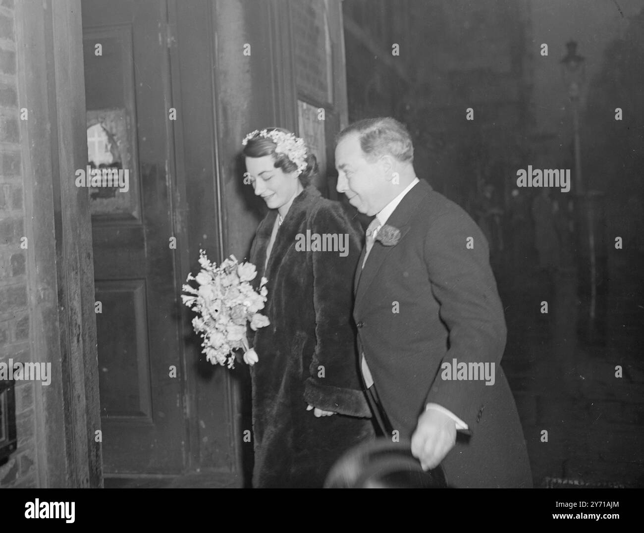 FILLE DE J.B. PRIESTLEY ÉPOUSE MISS. BARBARA PRIESTLEY , fille de 25 ans du célèbre romancier et dramaturge , a épousé le commandant de l'aile PETER WYKEHAM-BARNES , D.S.O., D.F.C. , à St. James's Piccadilly , Londres . Barbara est titulaire d'un diplôme en architecture et envisage de concevoir une maison dans laquelle ils vivront. Le commandant de l'aile Barnes , maintenant directeur du plan d'entraînement au ministère de l'Air , a un '' score '' en temps de guerre de 15 avions ennemis abattus . Romance est en cours d'exécution dans la famille Priestly en ce moment. Mary Priestley , sœur de Barbara , épouse le violoniste danois Sigvalid Mic Banque D'Images