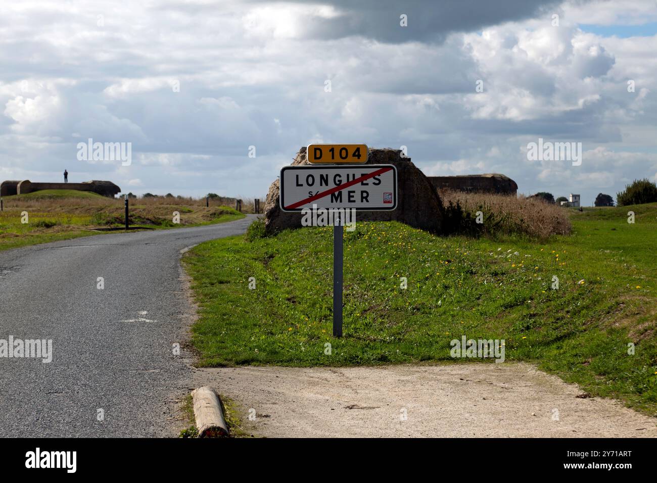 Panneaux routiers de longues-sur-mer, avec deux des modèles M272, casemates de batterie allemande en arrière-plan, Normandie, France Banque D'Images
