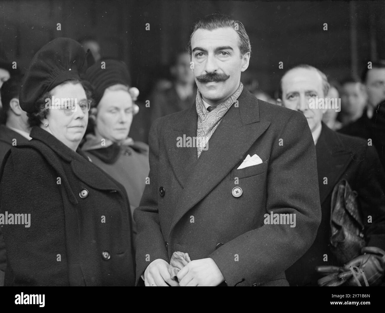 LES STARS DE LA RADIODIFFUSION AU DERNIER RELAIS DE TOMMY HANDLEY de nombreuses stars et personnalités célèbres de la radiodiffusion ont assisté au dernier relais pour Tommy Handley de la renommée '' ITMA '' lorsque ses restes ont été incinérés au Golders Green Crematorium , Londres. Le service a été relayé à la foule à l'extérieur du crématorium . IMAGES MONTRENT:- SAM COSTA (de '' beaucoup de liaison '' renommée ) arrivant à la cérémonie dans le crématorium Golders Green . 13 janvier 1949 Banque D'Images