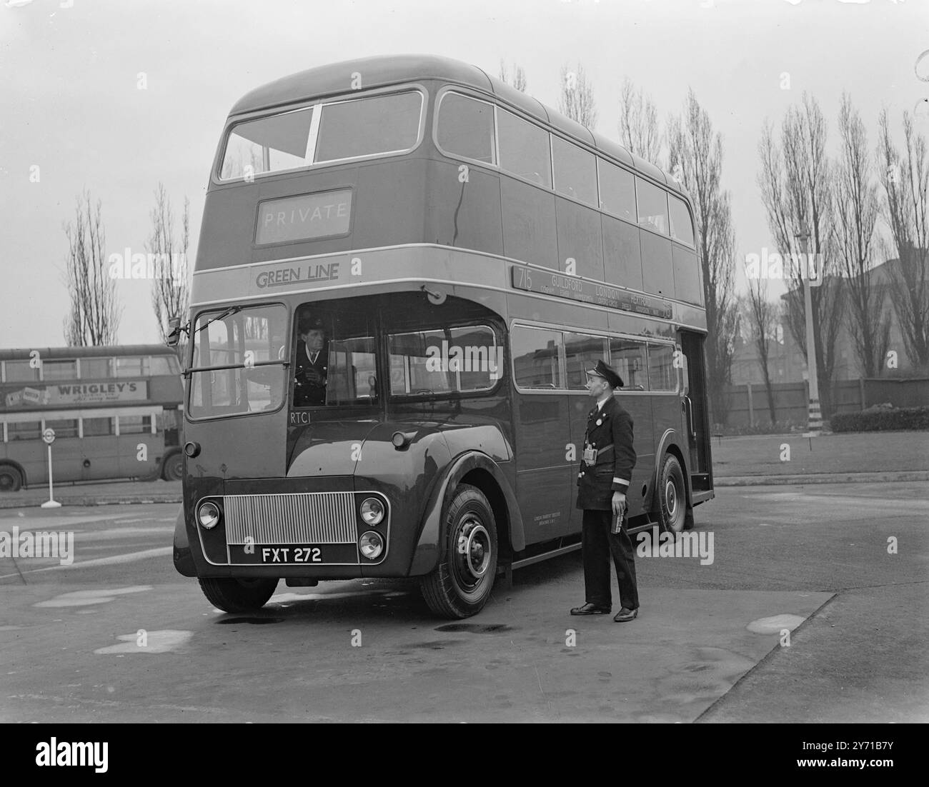 NOUVEL AUTOCAR À IMPÉRIALE REVENDIQUÉ COMME le meilleur DU MONDE un autocar à double pont Green Line d'expérience vient d'être terminé à l'usine de Chiswick de Londres transport dans des conditions de '' hush - hush '' va bientôt être testé sur le London transport pour être le véhicule routier public le plus avancé au monde. Il a été gardé sous un manteau de secret en raison des nombreux brevets impliqués. Le ruisseau - avant doublé a une grille de chrome '' bouche - orgue '' semblable à ceux sur les voitures américaines d'après-guerre , parce que l'air dans le bus est changé dix-sept fois et demie par heure , fumer sera autorisé sur le pont inférieur . Le coac Banque D'Images